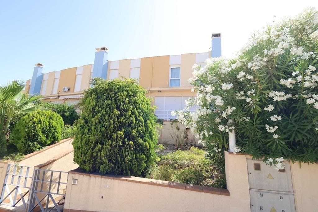 Calas de Campoamor Aguamarina Corner Townhouse with Sea Views and Spacious Garage. . Magnificent corner townhouse located in the exclusive area of Aguamarina, just 250 meters from the sea. The property sits on a 150 m2 plot and offers a built area of 180 m2 distributed over three levels.. . It features 3 spacious bedrooms and 3 bathrooms, an independent kitchen with a large utility room, and a bright living-dining area with sea views. The home is in excellent condition and is sold fully furnished, ready to move into.. . It includes a private garage with direct access to the house, with space for 2–3 vehicles. Outside, there is a large terrace ideal for outdoor living, complete with a built-in barbecue.. . The residential complex offers a communal pool and is surrounded by all essential services: restaurants, supermarkets, medical centers, and more.. . A perfect property to enjoy the Mediterranean lifestyle in one of the most sought-after areas of Orihuela Costa.
