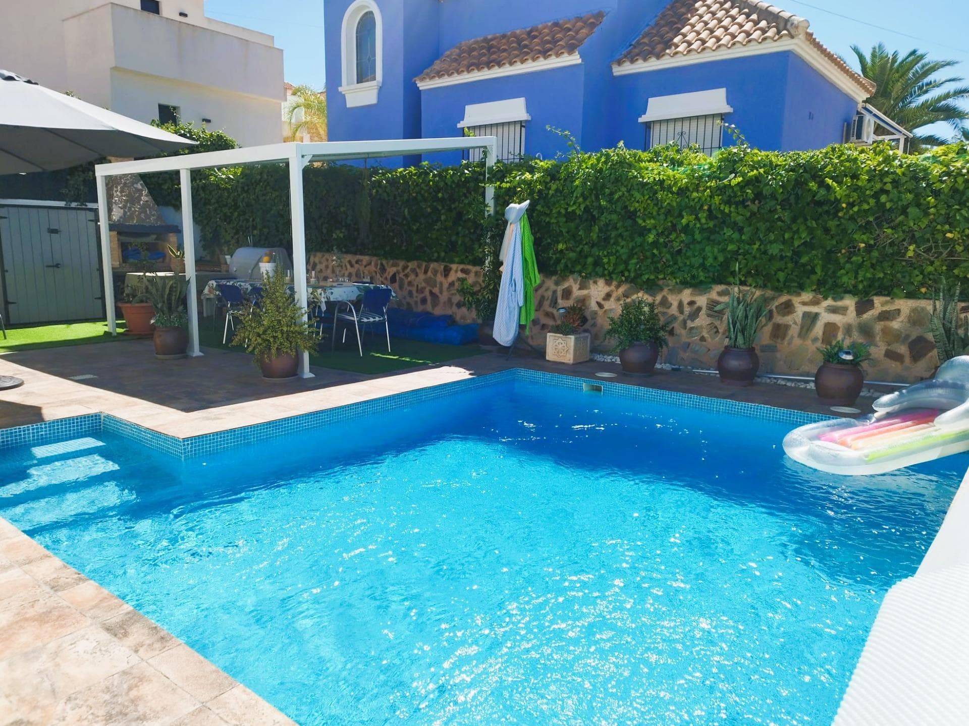A gem in Villamartin! Beautiful, recently and beautifully renovated detached villa with a spacious apartment, sunny and with plenty of indoor and outdoor space.. . The property boasts a private pool, parking area and pleasant outdoor spaces. It is located in a quiet area, opposite a park, but at the same time very well connected and close to supermarkets, restaurants, bars, chemists, banks and all the necessary amenities.. . In the basement, with a separate entrance, there is an apartment of approximately 60 m2, currently distributed in a an entrance hall, spacious office area and living room, one double bedroom, full bathroom, laundry room and wardrobe area. There is the possibility of creating one or two additional bedrooms in the office area. There´s also a large storage room, separate from this area, in the basement.. . The main house is distributed over two floors. On the ground floor there is a glazed porch, a pleasant entrance hall, a double bedroom with fitted wardrobe, a full bathroom, a spacious living-dining room and a separate kitchen. From here you can access a bright conservatory with direct access to the back garden.. . The upper floor offers two double bedrooms (one of which is currently used as a dressing room), a full bathroom and a terrace overlooking the garden.. The rear of the garden features a beautiful swimming pool, a chill-out area with a pergola and a barbecue area. At the front, cupboards and an aluminium pergola have recently been installed, in addition to the parking space.. . Sold semi-furnished (as per inventory).. . A very well-maintained, versatile, spacious, bright, comfortable, quiet property that is 100% ready to move into. Ideal as a family home and also for those looking for additional independent space. You will love it!