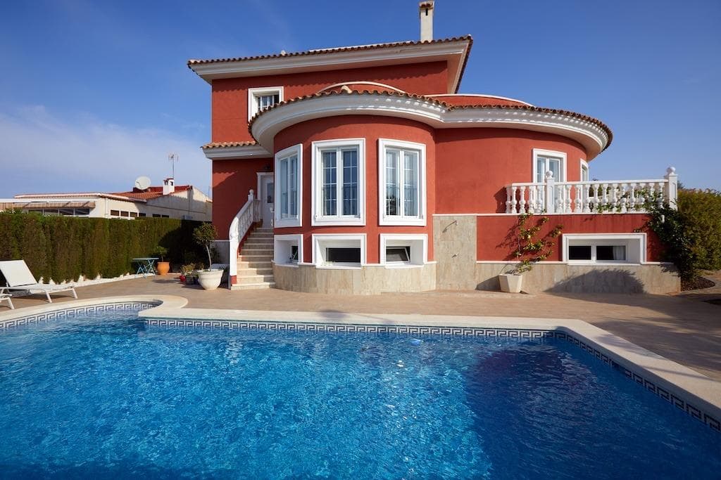 Ciudad Quesada: "Lucia Especial" Detached Villa. Prime Location: 700m2 corner plot facing a park. 10 mins to Guardamar beaches, 5 mins to "La Marquesa" golf, and 30 mins to Alicante Airport.. . Key Specs. Built Area: 237m2 + 178m2 habitable semi-basement.. . Layout: 5 bedrooms, 4 full bathrooms, entrance hall with walk-in closet, bright living room with fireplace, dining area, and kitchen with garden access.. . Condition: Built 2008; fully renovated 2014; pool area updated 2019. Sold fully furnished.. . Premium Features. Comfort: Wood flooring, oil central heating, and ducted A/C with individual room controls.. . Security & Tech: Water softener, alarm with CCTV, double glazing, and reinforced security doors for superior insulation.. . Outdoor Living: Private 5m x 10m saltwater pool, irrigated garden, wooden pergola parking, and proximity to municipal tennis courts.
