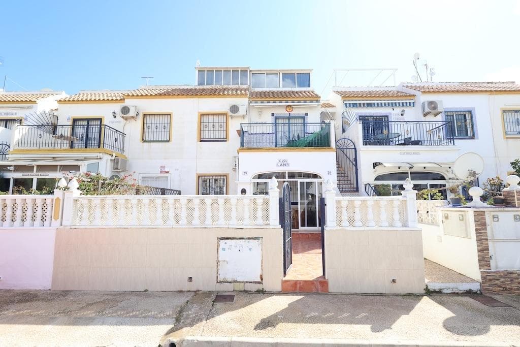 Jardin del Mar XII, Ground floor bungalow of 59 m2 with 2 bedrooms, bathroom, separate kitchen with enclosed back patio, living room, glazed terrace and tiled garden of 20 m2, the property is sold furnished, with air conditioning and communal pool.