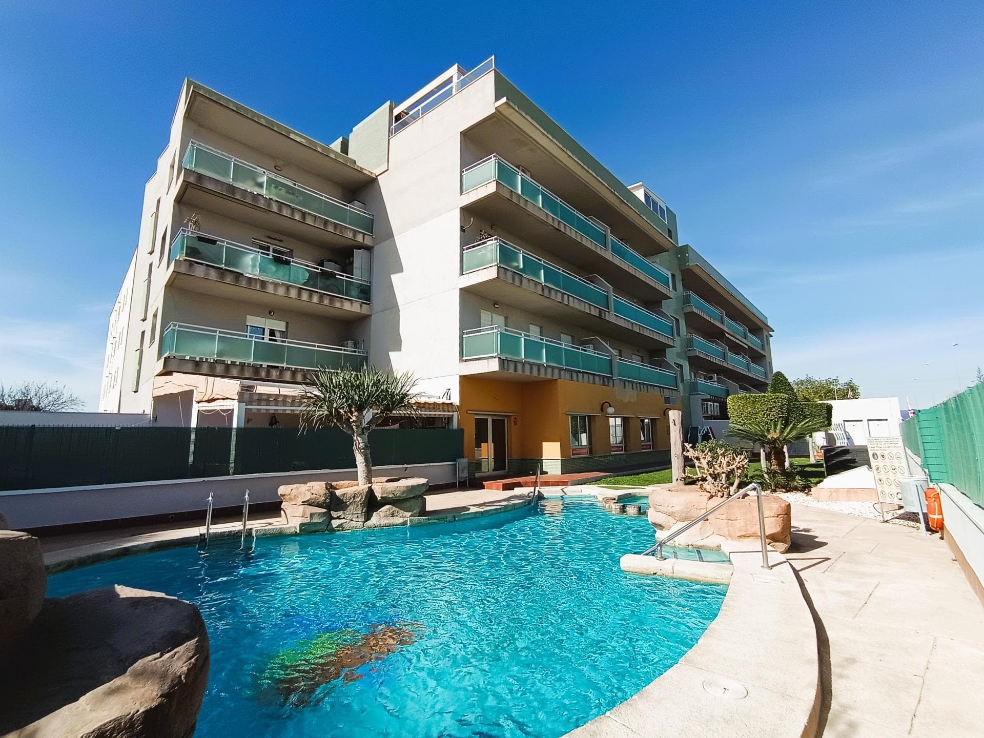 South-facing penthouse with a spacious 65 m2 private sun terrace and sea views, located around 500 metres from the beach in Aguamarina / Cabo Roig. Situated in a tourist accommodation building, it allows for holiday rentals without the need for a licence, making it a very attractive investment opportunity.. . The property has 2 bedrooms, 1 refurbished bathroom with shower, a kitchen opening onto the living-dining room and an additional terrace, with a practical layout suitable for both owner-occupation and rental. . . It includes an underground parking space and access to communal areas with a swimming pool, reception and children’s play area – amenities that simplify management and enhance its appeal as a rental property.. . Located next to the well-known Cabo Roig ‘strip’, with all amenities, restaurants and leisure facilities just a short walk away, yet in a peaceful setting.. . An ideal property for combining investment returns with personal enjoyment, thanks to all its features:. - Close to the sea, a 5-minute walk. - Tourist building with community pool. - Fantastic 65m2 private sun terrace. - Sea views. - South-facing. - Underground parking. - In one of the best leisure and amenities areas of Orihuela Costa