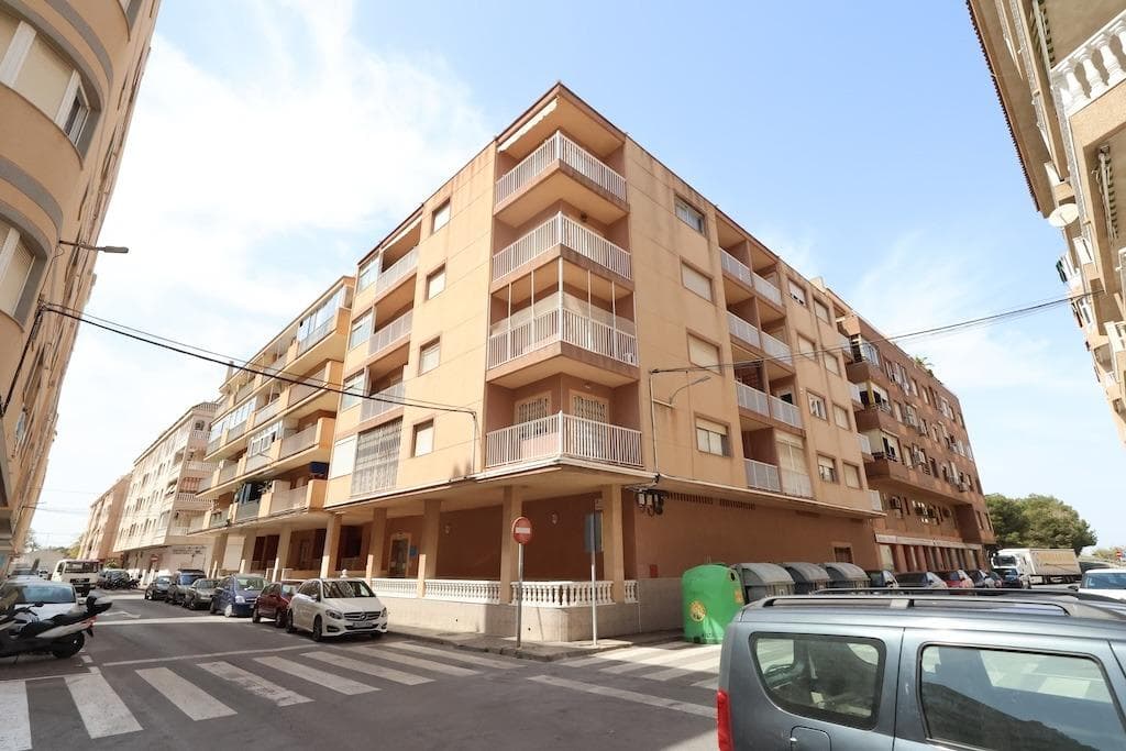 Acequión Beach: second-floor apartment with elevator. This 85 m2 property features 3 bedrooms, 1 bathroom, a separate kitchen with a utility room, and a terrace with side sea views. The apartment is sold furnished and is located very close to the beach
