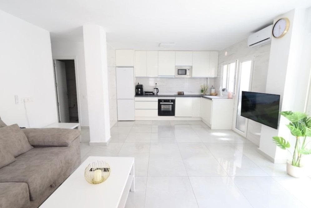 Spacious, refurbished 108 m2 flat, 100 metres from El Acequión beach, with sea views from the large terrace. . . It features 3 good-sized double bedrooms and 2 full bathrooms with showers. The very spacious and bright living-dining room flows into an open-plan kitchen and a balcony area.. . The price includes two adjoining garage spaces, each measuring 26 m2 (the entrance has a low ceiling, so they can only be used as storage rooms).. . Centrally located and surrounded by all necessary amenities, it is a perfect choice for year-round living, as an investment, or to enjoy a home by the beach.