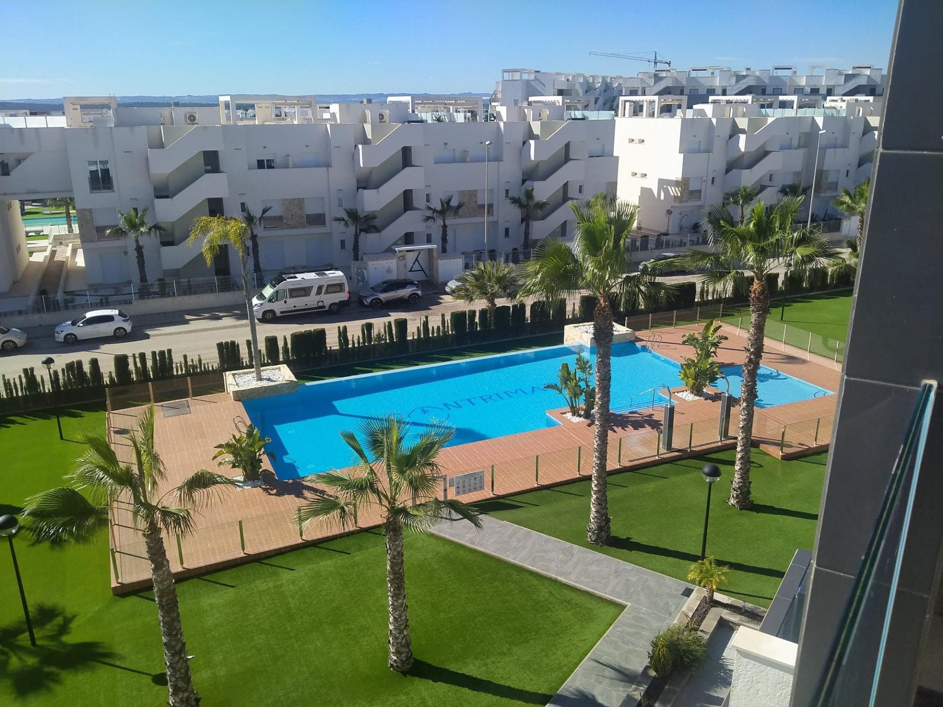 Unique opportunity in Oasis Beach XIV. Impeccable resale penthouse, move-in ready.. . Space: 80 m2 interior + 67 m2 private solarium with lagoon views.. . Layout: 2 bedrooms (1 en-suite), 2 modern baths, open-plan living/kitchen, terrace.. . Features: Fully furnished and equipped (AC, appliances, LED). Includes underground parking.. . Resort: Pools, SPA, gym, mini-golf, and green areas.. . Location: 3 km from Guardamar beaches (bike path) and close to all amenities.