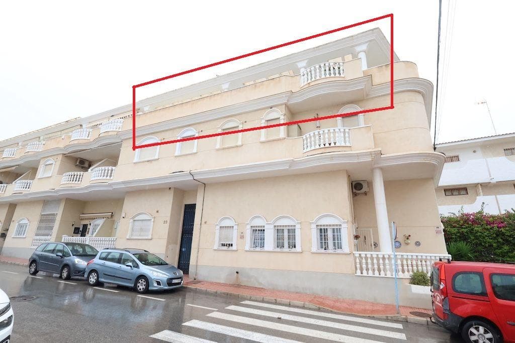 Corner penthouse, South-facing, Avda Paris, Torrevieja (Residencial Portico). 113 m2 featuring 3 bedrooms, 2 bathrooms, separate kitchen, living-dining room, and a 30 m2 terrace. Sold semi-furnished with air conditioning.