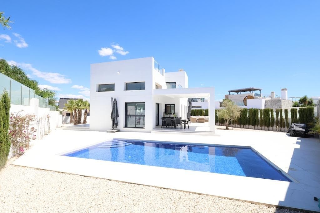 South-facing detached villa built in 2020 on a 689 m2 plot. This highly practical and comfortable property features a 162 m2 two-story layout with 3 bedrooms (including 2 on the ground floor) and 3 bathrooms. It offers a spacious living-dining area with an open-plan kitchen, a beautiful private pool, multiple terraces, parking space for several cars, and a large solarium with views of the natural lagoon and the sea. The villa is sold fully furnished and equipped with air conditioning.
