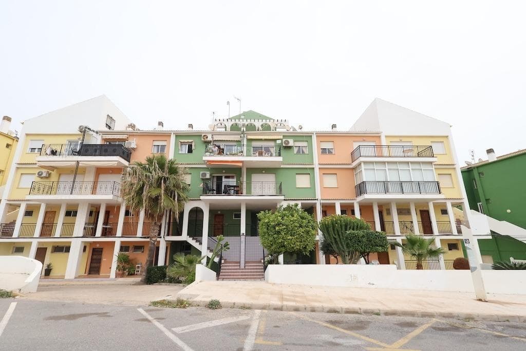 Eliseos Playa. . Bright, fully renovated 47 m2 corner apartment on the 1st floor (with elevator). It features sea views, 1 spacious bedroom, a bathroom, and an open-plan kitchen and living area. The property is sold furnished, includes air conditioning, and holds a tourist license.
