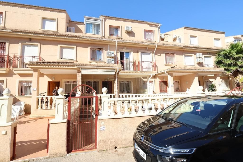 Playa Flamenca, Residencial Pueblo Caballero. 86m2 duplex featuring 3 bedrooms, 2 bathrooms, and a guest toilet. It has a spacious living-dining room with an integrated kitchen, a glazed terrace, and a large, unfinished basement. The property is sold furnished and with air conditioning, and includes a tiled 20m2 garden.