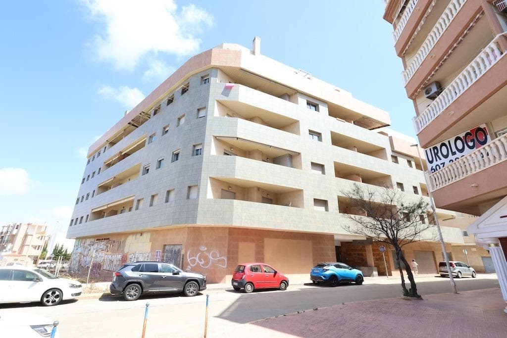La Mata, Residencial Natura, just 300 meters from the beach. 3rd-floor apartment with a lift/elevator. 103 m2 property featuring 3 bedrooms (1 en-suite) and 2 bathrooms, an independent kitchen, a spacious living-dining room, and a terrace. It includes pre-installation for air conditioning.