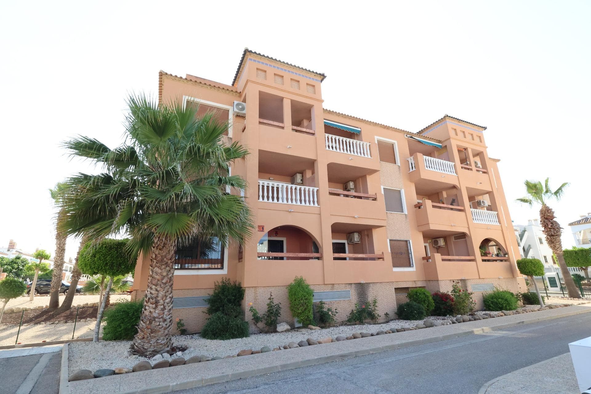 Villamartin PAU 8 – Ground floor corner apartment facing the communal pool. A very bright 84 m2 property featuring 2 bedrooms (1 en-suite), 2 bathrooms, a spacious living-dining room, and an open-plan kitchen. The property is sold furnished, with air conditioning and access to communal parking.