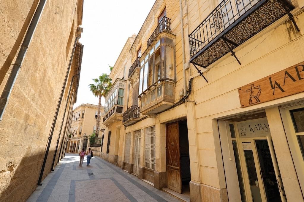 Orihuela Ciudad – Ground townhouse over 100 years old, located opposite the Cathedral and overlooking the river. Perfect for a boutique hotel or tourist apartments. It has a built area of 828 m2, a 9.30 m facade, and a depth of 33 m.. . Listed and protected building.. . Permitted heights: Ground floor + 2 floors + set-back penthouse.. . Potential apartment layout:. . Ground floor: Commercial premises / parking (approx. 200 m2).. . First floor: Two 100 m2 apartments or one 200 m2 apartment.. . Second floor: Two 100 m2 apartments or one 200 m2 apartment.. . Penthouse floor: Two 75 m2 apartments or one 150 m2 apartment.