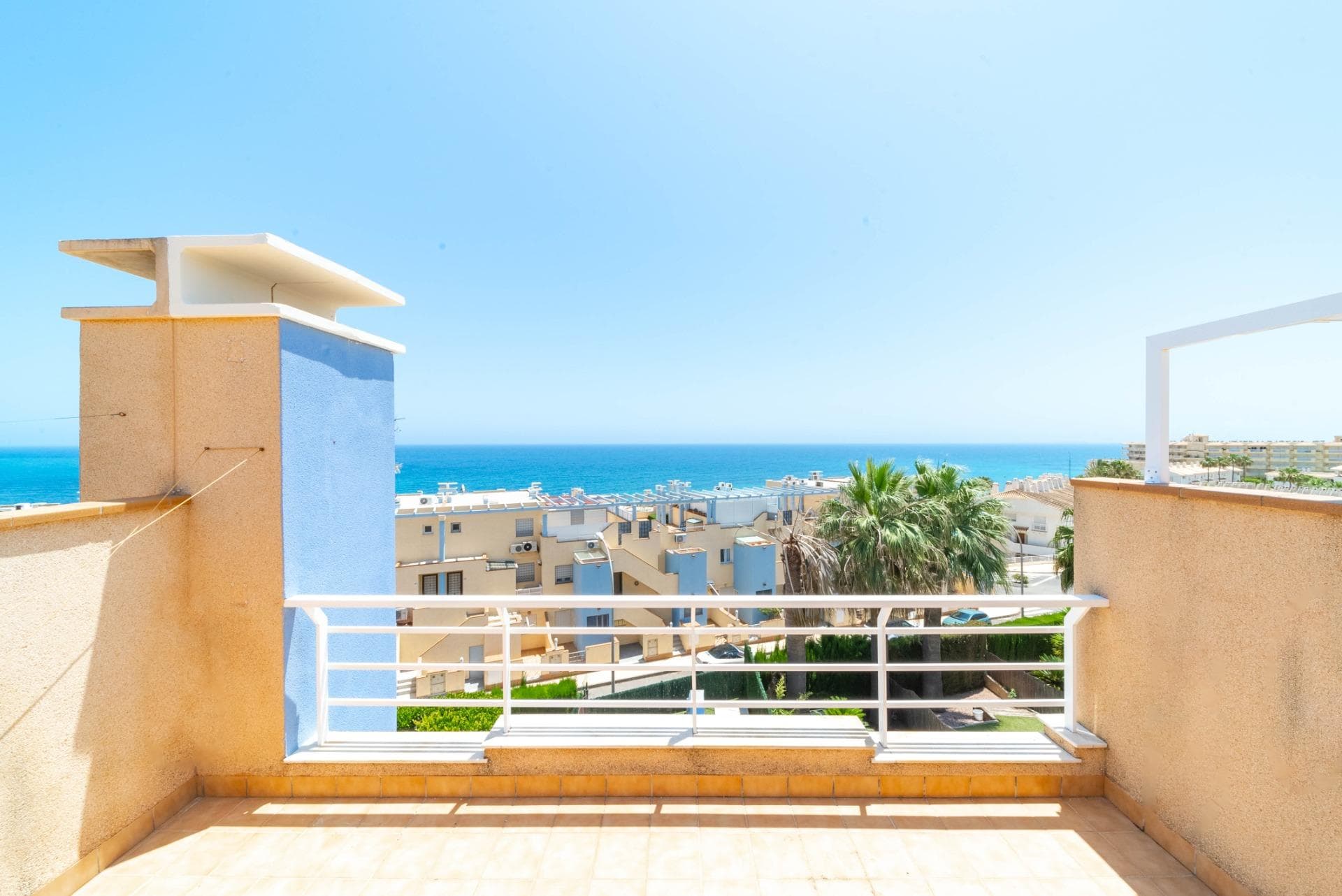 Aguamarina Just 100 metres from La Glea beach, this spacious semi-detached villa stands out for its sea views, private swimming pool and 177 m2 of floor space, situated within one of the most sought-after residential developments in Aguamarina (Campoamor). The south-east facing aspect and its layout across several levels provide natural light and a pleasant sense of spaciousness throughout the property. On the ground floor, there is a spacious, refurbished kitchen, a utility area and a bathroom with a shower. Next, on a mezzanine level, is the living-dining room with a fireplace, a cosy and spacious area with direct access to the terrace and the private garden with a swimming pool.From this same floor, there is access to the enclosed garage with an automatic door and a separate entrance, connected directly to the property for added convenience and security.The first floor features three double bedrooms and two full bathrooms with bathtubs, one of which is en-suite. On the top floor, a spacious sun terrace offers fantastic unobstructed sea views, making it one of the most special areas of the property.The property is sold fully furnished and equipped with appliances, and features air conditioning with a heat pump.Its location, within one of the most sought-after gated communities in the area, combines the tranquillity of a residential neighbourhood with the convenience of having the beach, supermarkets, a health centre, restaurants, public transport and quick access to the main road and motorway just a few minutes away.Given its size and layout, it is an excellent choice as a permanent home, whilst its proximity to the sea and prime location also make it a very attractive investment for holiday lets or rental.