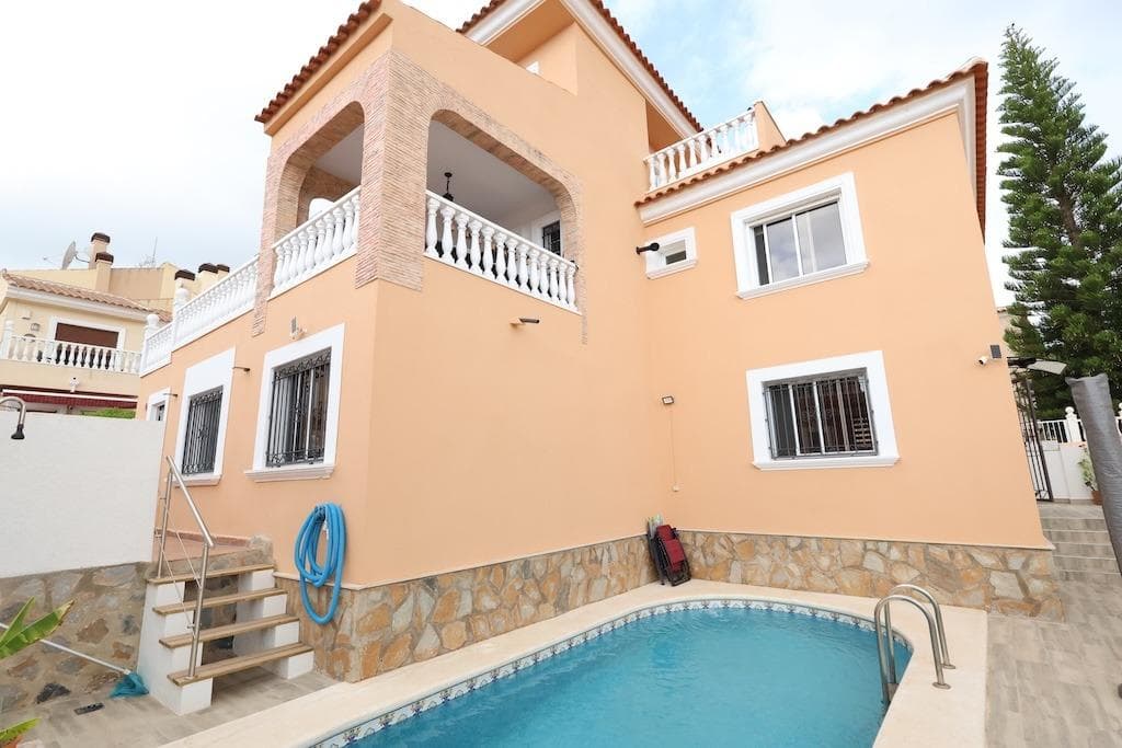 Blue Lagoon, Villamartín. . Spectacular detached corner villa located in the sought-after area of Blue Lagoon, Villamartín. The property features a generous 267 m2 plot and a 167 m2 villa distributed over three floors, offering a total of 5 bedrooms and 3 bathrooms.. . Ground Floor (Independent Apartment): Fully separate access, ideal for guests or rental potential. It features 2 bedrooms, a full bathroom, independent kitchen, and a spacious living-dining room with a cozy fireplace. An internal staircase connects to the rest of the house.. . First Floor: 3 bedrooms, 2 bathrooms, and a modern open-plan kitchen integrated into the living-dining room, with direct access to a terrace.. . Third Floor / Solarium: Includes an additional bedroom, a bathroom, and a large sun terrace with unobstructed panoramic views.. . Exteriores & Extras: Private pool, driveway/parking space, and terrace areas. The residential complex also offers an excellent communal pool. The property is sold fully furnished, equipped with air conditioning, and is ready to move in.