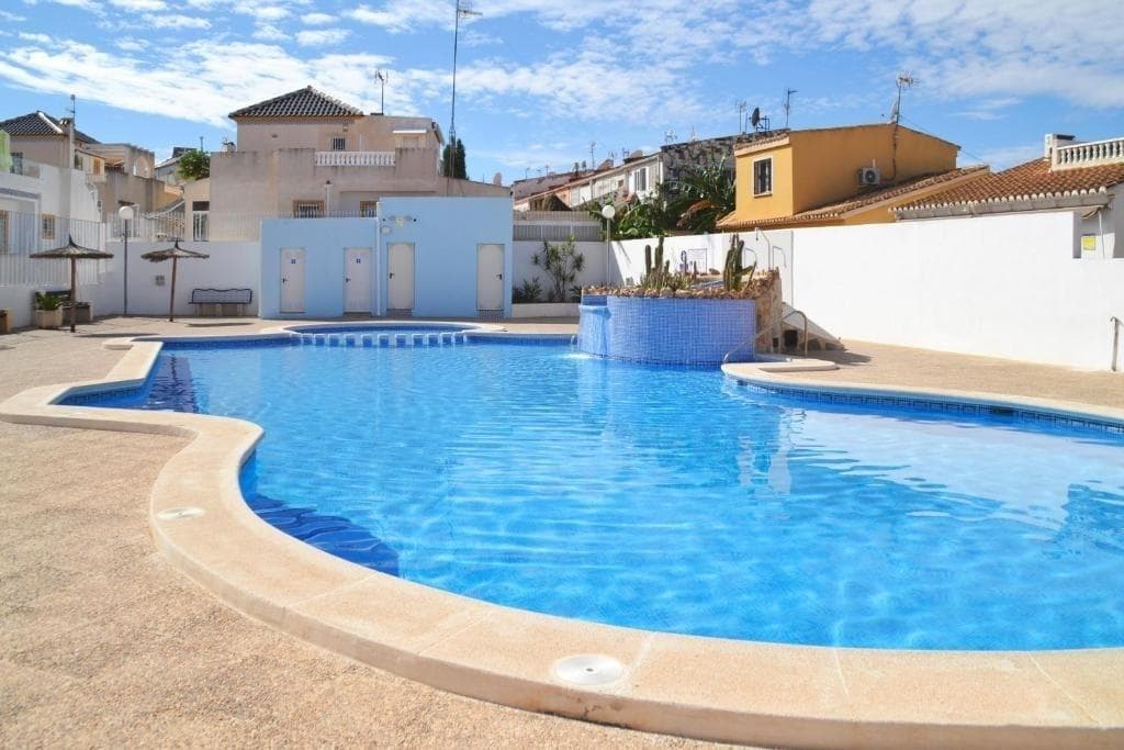 Los Balcones, Residencial Mirador de los Balcones. Corner townhouse on two levels with a built area of 84 m2 and a large 120 m2 plot featuring a driveway and a BBQ area.. . The property is distributed over two floors with 3 bedrooms (one on the ground floor), 2 bathrooms, an independent kitchen with a utility room, and a spacious living-dining room with a fireplace. It also includes a glazed terrace and a large solarium with panoramic views.. . The house is sold unfurnished, and the residential complex features a communal pool.