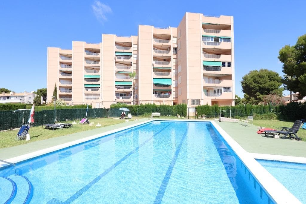 La Zenia beachside: 106 m2 fully renovated second-floor apartment (with elevator). South-facing and very bright, featuring views of the sea and communal pool. The property includes 3 bedrooms (one en-suite), 2 bathrooms, a large independent kitchen, a spacious living-dining room, and a good-sized terrace.