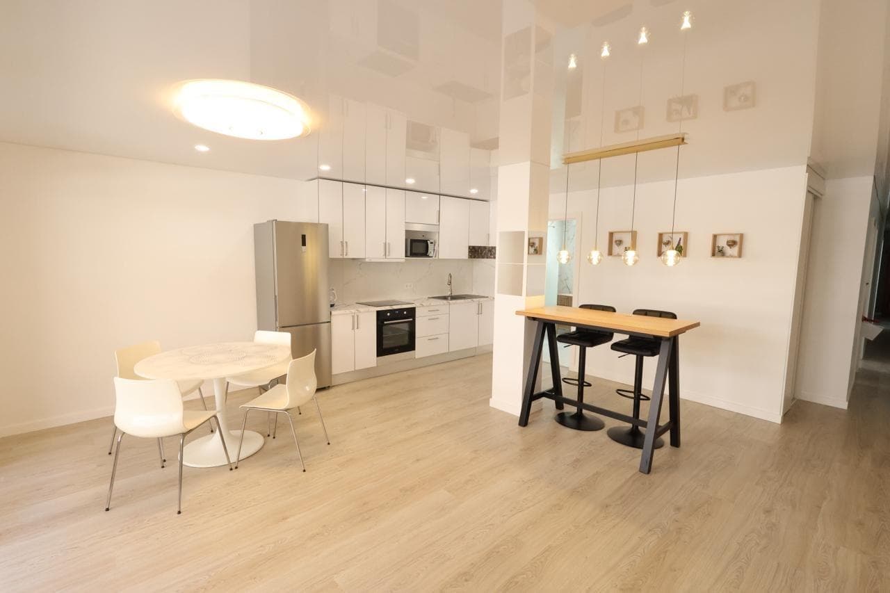 Torrevieja, just a few meters from Playa de Los Náufragos (close to shops and amenities). Third-floor apartment with elevator, 105 m2 with 3 bedrooms and 2 full bathrooms with shower, integrated kitchen, modern and fully equipped with appliances. Air conditioning in the living room and ceiling fans in the bedrooms. Large terrace with lateral sea views.. Sold completely renovated, brand new, furnished and equipped (delivered exactly as shown in the photos).