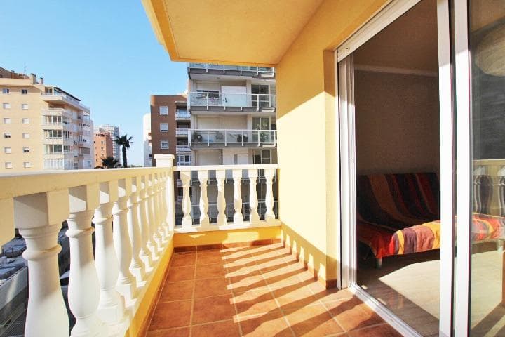 Discover this charming apartment for rent located in the prestigious marina area of Guardamar del Segura. With a usable area of 61 m², this property offers a cozy and functional atmosphere, ideal for year-round enjoyment. The property has two bedrooms that provide comfort and enough space for the whole family or occasional visitors. It also has a well-maintained modern full bathroom. The 8 m² private terrace is perfect for relaxing outdoors while enjoying the pleasant Mediterranean climate; its east-facing orientation allows you to take advantage of the early morning sun. The beach is only 700 meters away, providing quick access to the sea and recreational activities such as walks along the shore. Additional amenities include private parking within the gated community, a communal swimming pool where you can cool off during the hot summer months, and green areas perfect for enjoying family time or simply unwinding after a long day.  This apartment has been renovated and is ready to move into!