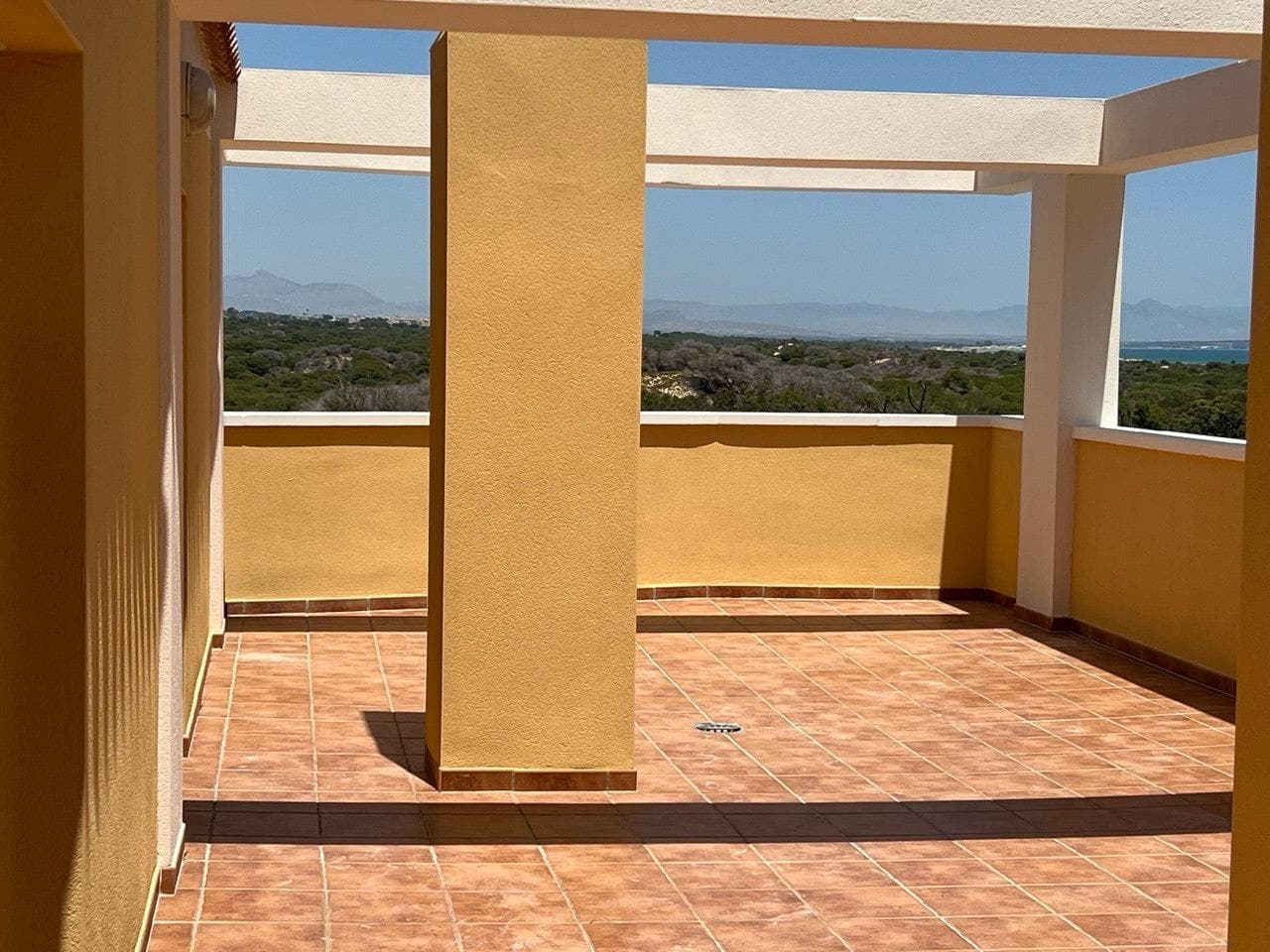 Looking for a home with sea views and the feeling of the sea breeze caressing your skin from its terrace? This is your chance. Imagine yourself enjoying the smell of eucalyptus and pine trees, surrounded by a natural and quiet environment, in a penthouse that offers ample space for unforgettable vacations or long periods by the sea. Located in a privileged enclave just 200 meters from the seaport and marina of Guardamar, this property is perfect for those who love sailing, water sports or fishing. From its large corner terrace, you can contemplate breathtaking views and feel in full harmony with nature. Come and discover this magnificent penthouse and let yourself be enveloped by Enjoy the purity of the environment, surrounded by wide arboreal spaces and a fresh atmosphere that invites you to relax and disconnect. Here, the proximity to the sea and the beauty of the trees and vegetation create a natural refuge where you can breathe pure air and live in contact with nature. or its natural environment, with views that inspire tranquility and a terrace perfect for moments of rest and enjoyment.