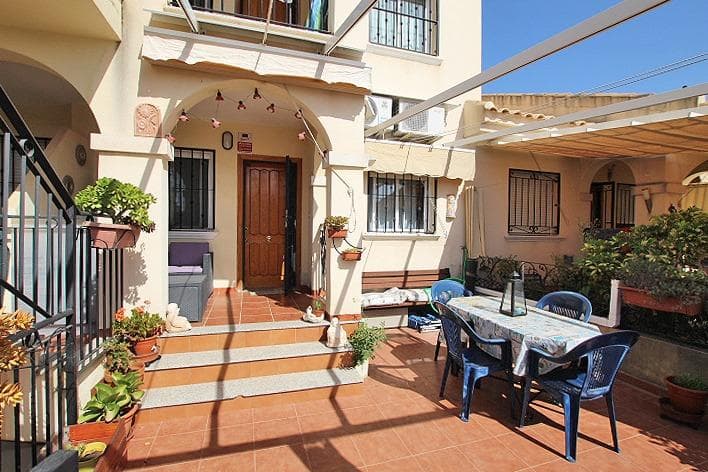 Discover this charming single-story bungalow located in the beautiful residential community of Guardamar del Segura. With a built area of 86 m² and an attractive private lot of 90 m², this property is perfect for enjoying the Mediterranean sun. Facing west, you can enjoy breathtaking sunsets from your own terrace. The home features a separate kitchen, two comfortable double bedrooms, and a full bathroom, ensuring all the comfort you and your loved ones need. Plus, you’ll have access to a refreshing community pool—ideal for relaxing on hot summer days or sharing unforgettable moments with friends and family. The parking space offers added convenience without worrying about finding a spot. Strategically located between the vibrant cities of Guardamar and Torrevieja, you’ll be surrounded by all the necessary amenities: shopping centers, hospitals, delightful cafés, and irresistible restaurants are just a five-minute drive away. Plus, the beach is a mere 400 meters away—imagine being able to take a leisurely stroll there every day. As the perfect finishing touch, the nearest international airport is less than half an hour away (about 35 km), making it easy to take any trip you wish—even if you decide to never leave thanks to the local charm. Seize this unique opportunity. And make your Mediterranean dream come true!