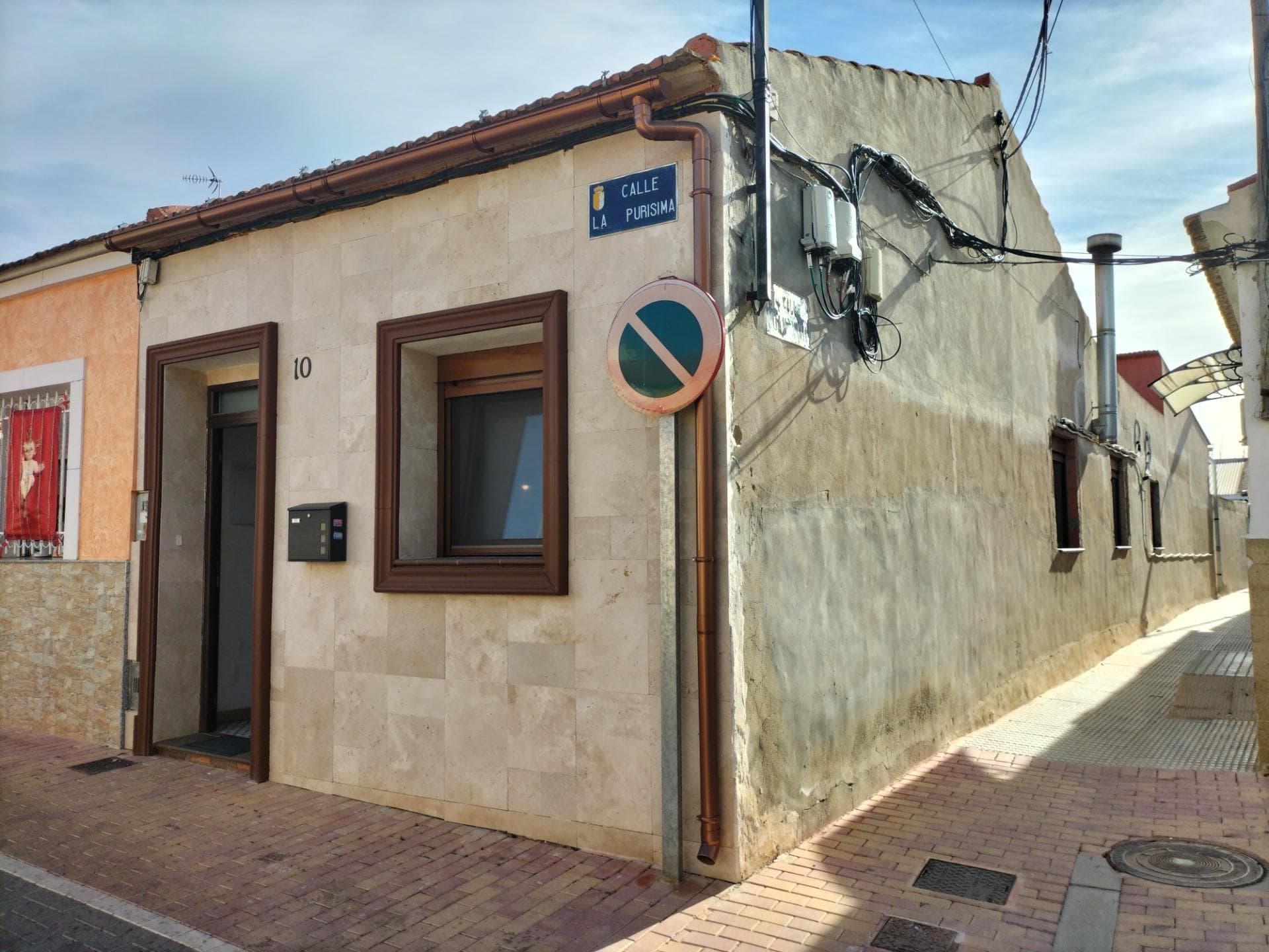 Corner townhouse with 3 bedrooms for sale in Formentera del Segura. Recently refurbished and full of charm. It offers two double bedrooms, an additional room ideal as an office, two bathrooms, an independent kitchen with dining area, and a cosy living room with a fireplace. The property includes a pleasant interior patio, a solarium, and a large storage room with independent access, offering the possibility of converting it into an additional dwelling. Located right in the centre of the village, with supermarkets, shops, cafés, bars and restaurants just a short walk away. The house also has direct access to the promenade along the Segura River and its green areas — a peaceful, traditional setting to enjoy everyday life.