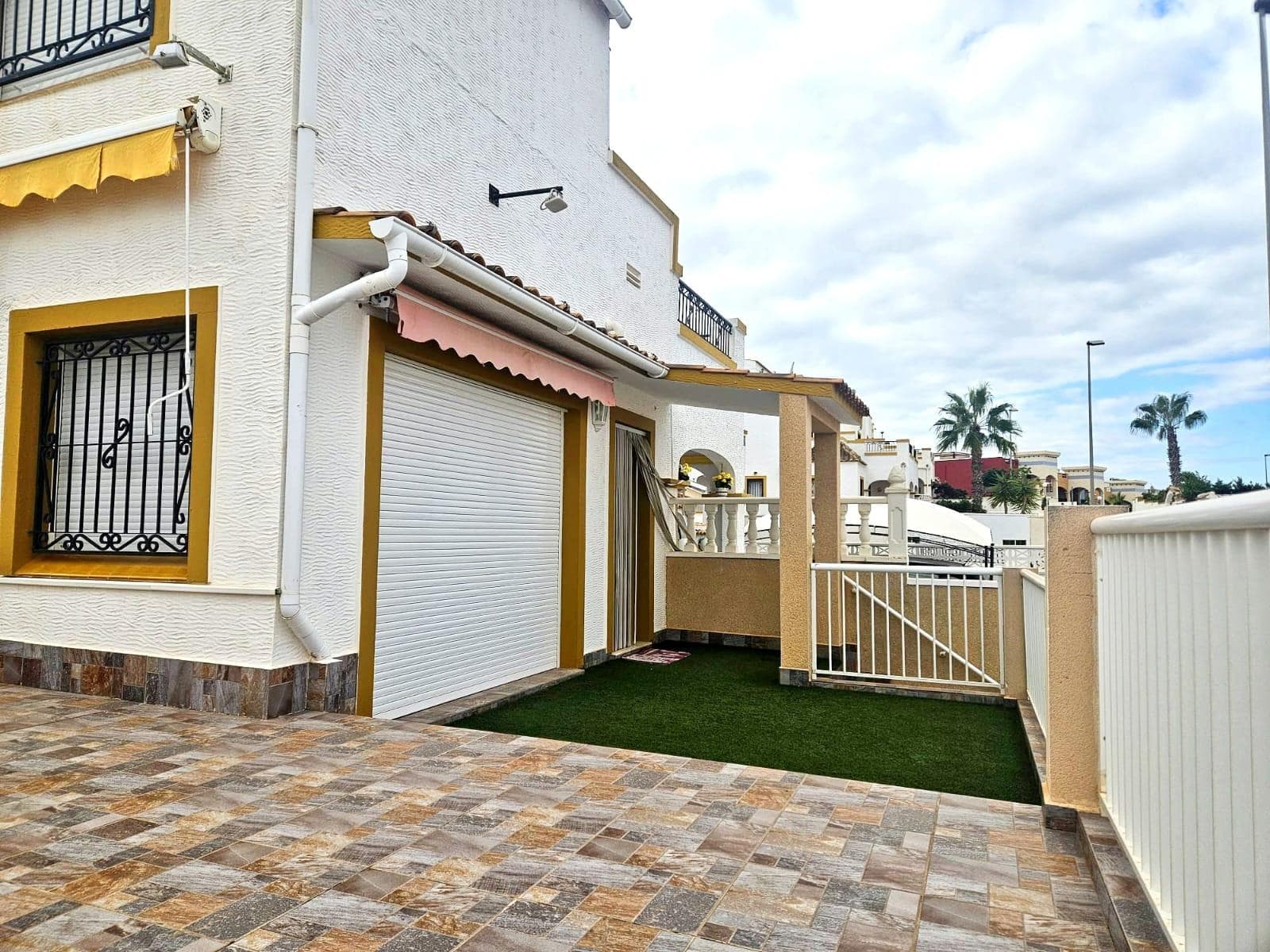 Bedrooms: 6, Bathrooms: 2, Town House in Orihuela  Costa, Alicante, Spain