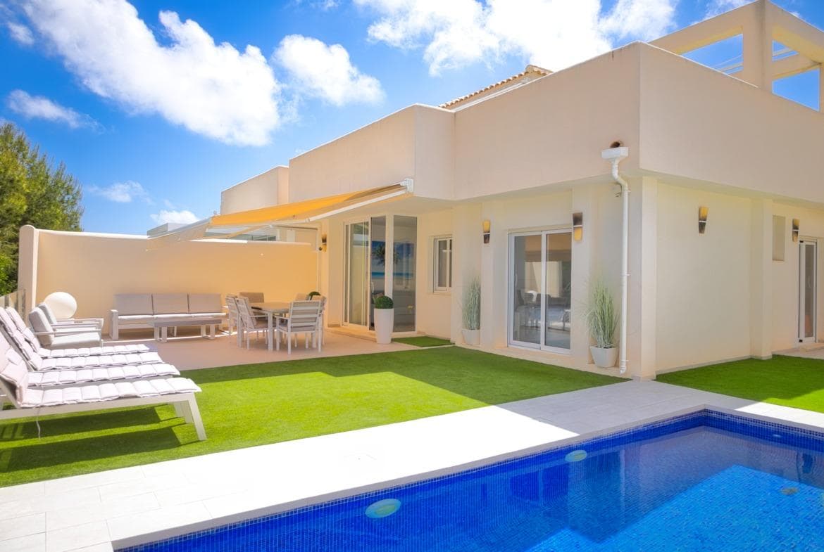 Bedrooms: 4, Bathrooms: 3, Town House in Orihuela  Costa, Alicante, Spain