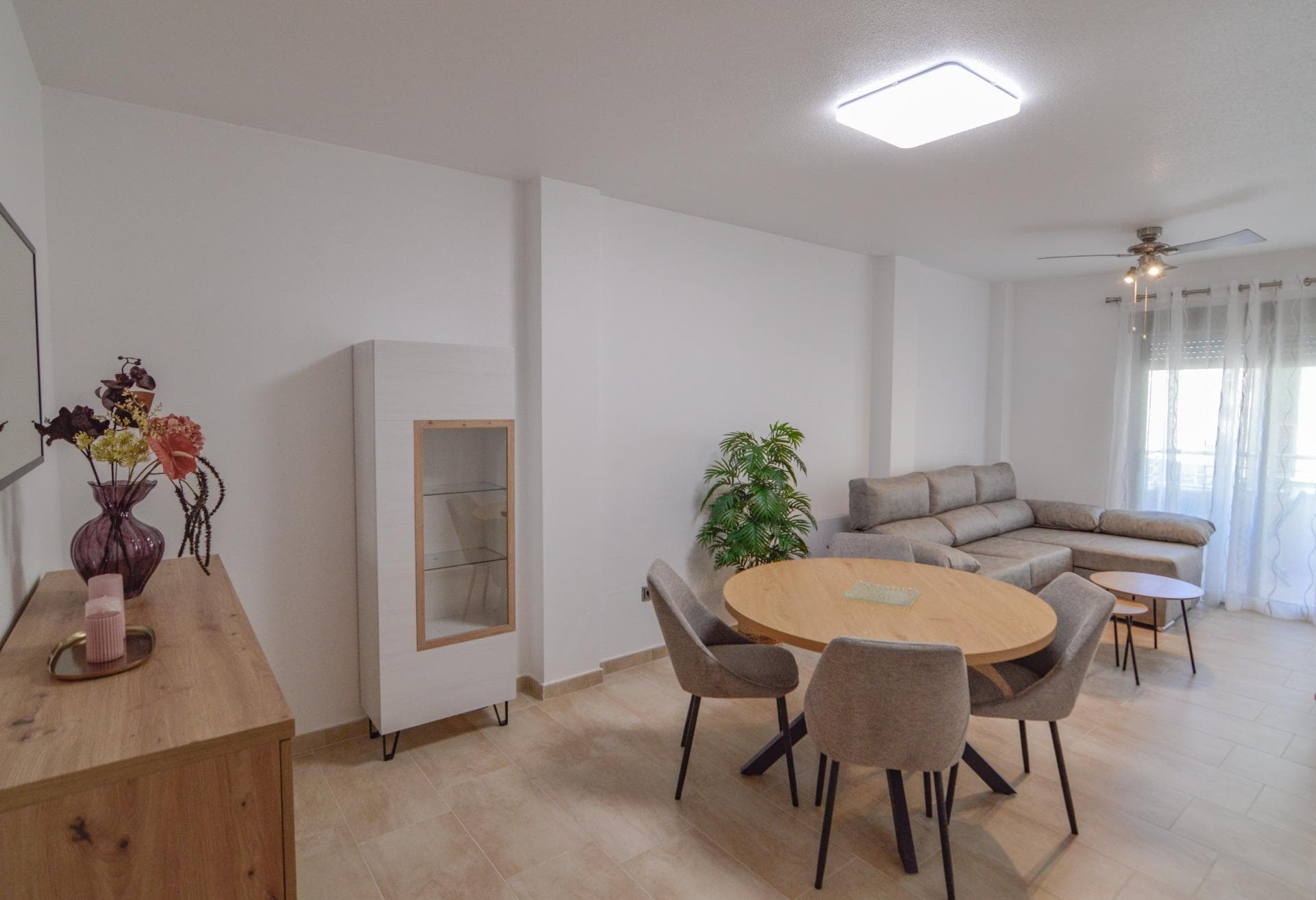 💎 BRAND NEW AND COMFORTABLE! RENOVATED APARTMENT 300M FROM PLAYA DEL CURA, IN TORREVIEJA. LIKE-NEW HOME! Looking for a home where all you have to bring is your suitcase? This spectacular apartment on Calle Patricio Zammit has been updated to offer you a modern, fresh style, ready to move into today. 📍STRATEGIC LOCATION Located in the heart of Torrevieja, just a 5-minute walk from Playa del Cura. You'll have the bus station, supermarkets, pharmacies, and the vibrant gastronomic scene of the Paseo Marítimo right at your fingertips. ✨MAIN FEATURES Condition: Completely RENOVATED and with BRAND NEW FURNITURE. Size: 75 m² of functional and bright design. Floor: 4th floor with elevator (Building from 2009). Orientation: East ☀️ (Morning sun, ideal for the Mediterranean climate). 🏠 DETAILED LAYOUT 🛋️ Living-Dining Room: Spacious and filled with natural light with direct access to the terrace. 🍳 Separate Kitchen: Fully equipped with appliances and a utility room. 🛏️ Master Bedroom: Exterior-facing, with a private balcony, built-in wardrobe, and en-suite bathroom with shower. 🛏️ Second Bedroom: Double bedroom with built-in wardrobe and new furniture. 🛁 Second Bathroom: Full guest bathroom with bathtub. 🌟 EXTRAS THAT MAKE THE DIFFERENCE ✅ Modern designer furniture included in the price. 🚗 Garage Option: Parking space available in the same building (additional price upon request). 🏗️ Features: Updated flooring, air conditioning, and high-quality windows and doors. Ideal as: A high-yield investment, a second home for vacations, or a permanent residence in the city center. 📞 Want to be the first to see it? Don't miss this opportunity to own a like-new home by the sea. Contact us now!