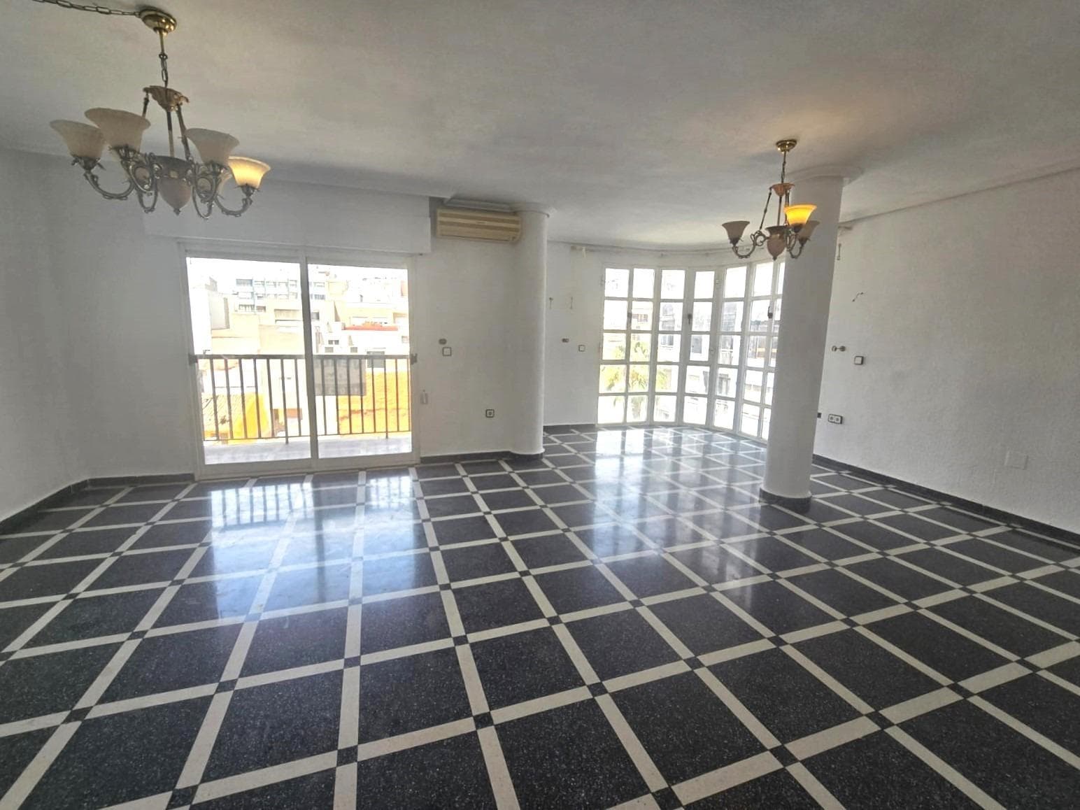 Spacious apartment located in the city center, about 200 m from the Promenade and the Natural Pools. It consists of an entrance hall, a spacious living room with large windows and a terrace, a separate kitchen with a pantry room, two double bedrooms and two bahtrooms (one with a shower, the other with a bathtub). NO furnished. NO white goods. South and West facing. Elevator in the building. Perfect location, close to all amenities, restaurants, cafes, shops, supermarkets, bus stops, the new leisure area of the Port of Torrevieja and about a 10-minute walk to the beach Playa del Cura.
