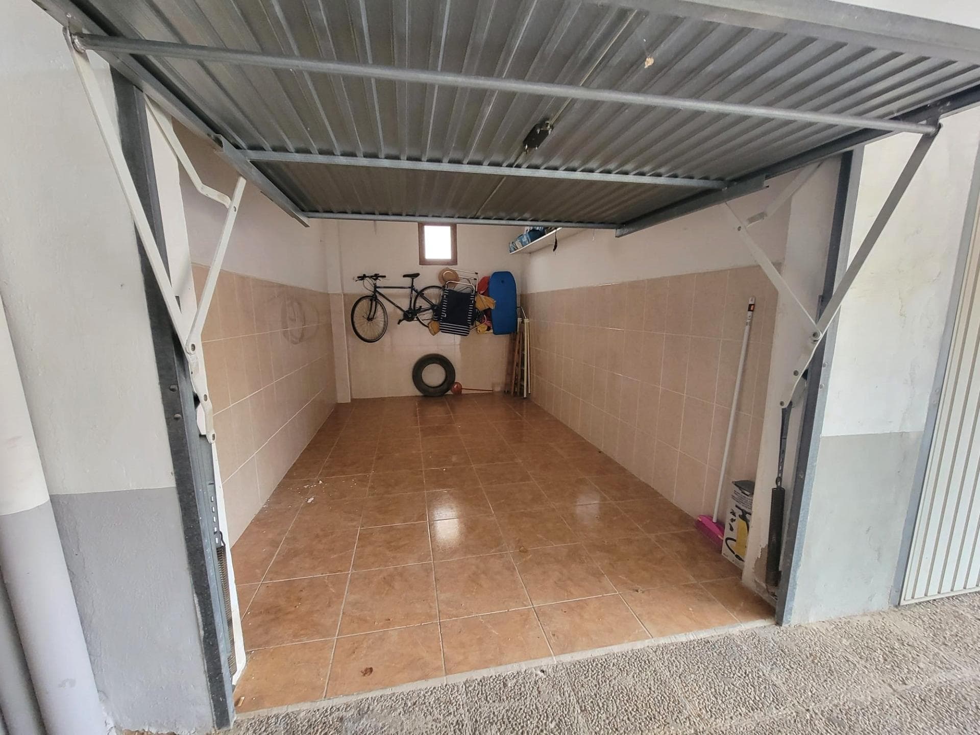Opportunity! Private garage on sale, at street level, in very good condition, located in a small communal garage in La Regia. With tiled floor, tiled interior walls and small window. Automatic exterior gate with remote control. Perfect for your vehicle or belongings.