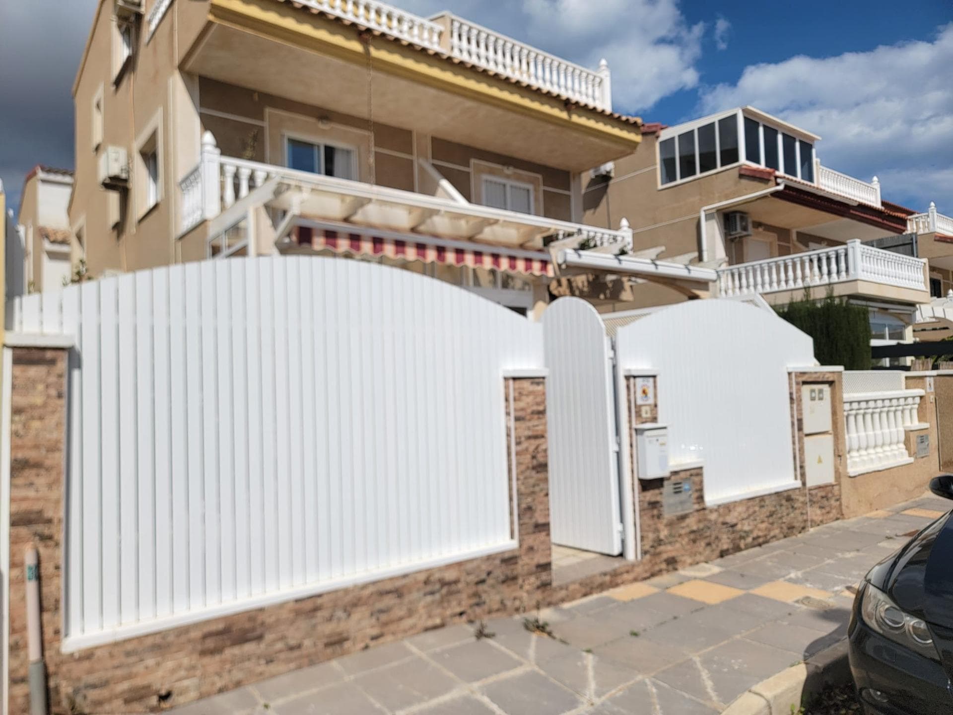 Three-story townhouse, South-facing, located in a quiet area of Torre de la Horadada, about a 10-minute walk from the beach! With a large front terrace, the ground floor consists of a glazed terrace converted into a Summer lounge, a large living-dining room with a fireplace, a fully equipped independent kitchen, a bathroom (with shower), a laundry room, a pantry for storage and an additional double bedroom with access to the terrace. The first floor consists of two double bedrooms with access to the large terrace and a bathroom (with bathtub). The second floor consists of a large double bedroom with an en-suite bathroom (with shower) and a terrace with panoramic views. Furnished. Air conditioning in the living room and bedrooms. Built-in wardrobes in the bedrooms. Pergola on the terrace. Mains gas. In good condition. Easy parking in the street near the house. NO community fees! All located in a pleasant area, close to all amenities, parks, cafes, restaurants, supermarkets and about a 10-minute walk from the beach!