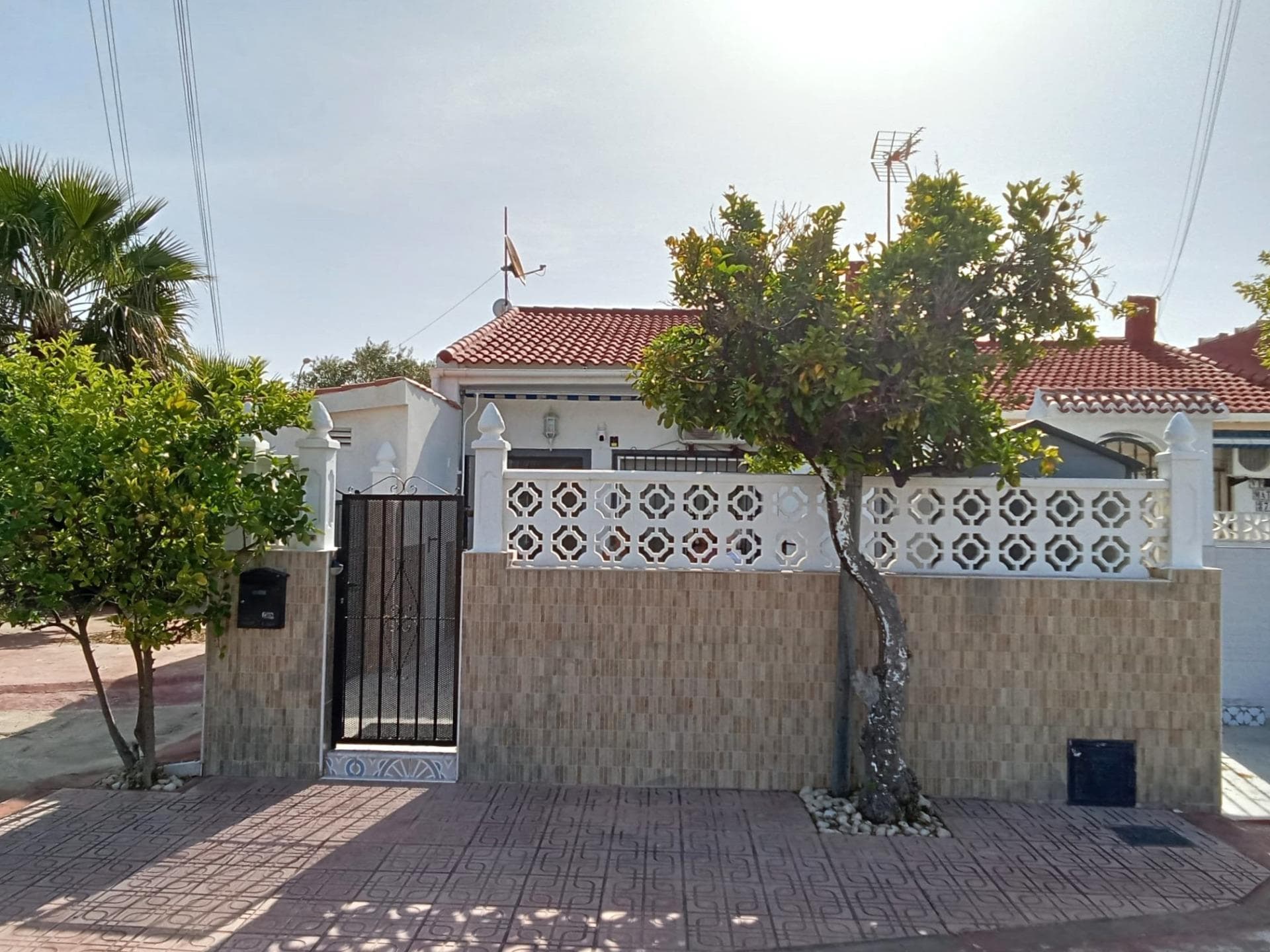 Nice ground floor corner bungalow with no neighbors above, located about a 10-minute drive from Las Habaneras Shopping Centre. It consists of an open-plan living room and kitchen area, two double bedrooms (master bedroom with a dressing room), a bathroom with walk-in shower, two storage rooms and a very spacious terrace with a garden shed. Furnished. Fully equipped kitchen. Air conditioning. Fans. With parking on the private plot or nearby. No community fees! Excellent location, opposite a square with petanque courts and a barbecue area, close to all amenities, supermarkets (Carrefour, …), restaurants, cafes, etc., about a 15-minute drive from the beaches.