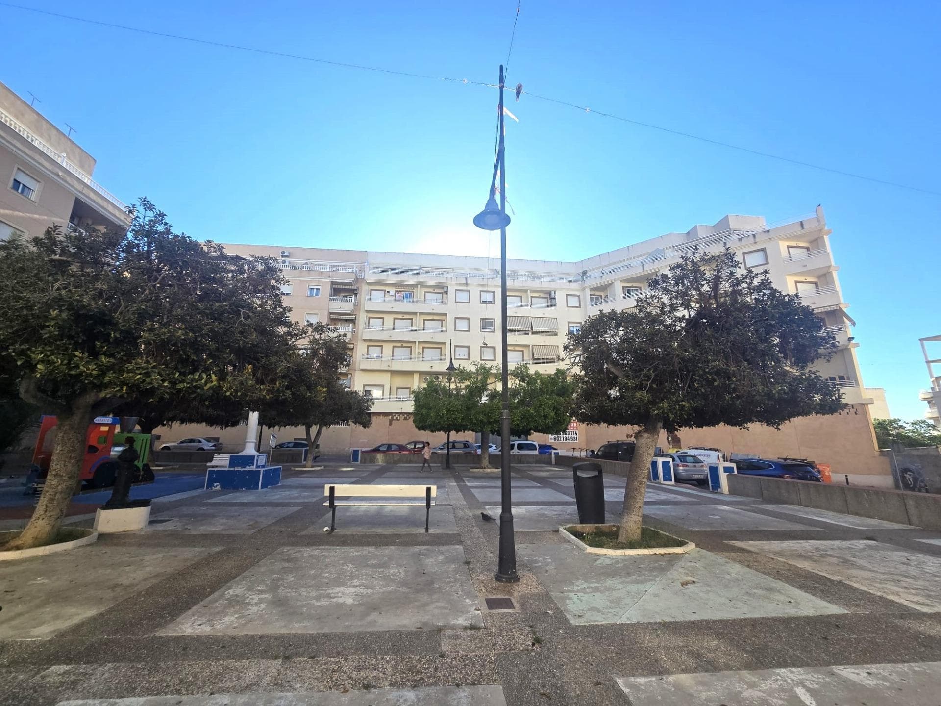 Modern apartment in very good condition, located approximately 10/15-minute walk from the city center and the “Paseo Vistalegre”. It consists of a living room with access to a small terrace, a fully equipped American kitchen, a double bedroom with an en-suite bathroom (with shower), a single bedroom and another bathroom (with bathtub). With clear views. Ready to move in. Furnished. Air conditioning. Built-in wardrobes in the bedrooms. Windows in all rooms. Elevators in the building. Ramp at the building entrance. Very well located, close to all amenities, shops, supermarkets, restaurants, cafes, bus stops, etc., and approximately a 20-minute walk from Acequión Beach.