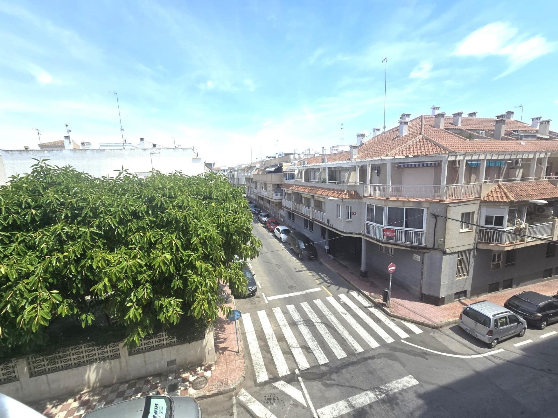 Spacious corner apartment, fully renovated and modern, about a 10-minute walk from the beach El Cura and the beach Los Locos. It consists of a living room with access to the terrace, a fully equipped semi-open plan kitchen with access to another terrace, two double bedrooms, one single bedroon and a bathroom with a shower. Furnished. Air conditioning. Built-in wardrobes in the bedrooms. Elevators. . Accessible for people with reduced mobility. Perfect location, close to all amenities, supermarkets, shops, cafes, restaurants, bus stops,..., and the beach.