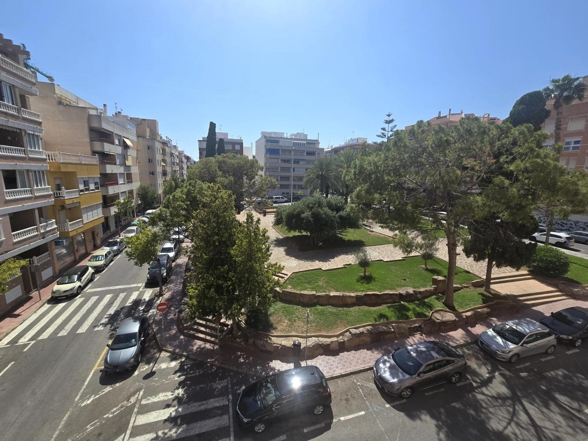 Modern apartment, completely renovated, South facing, clear views, a 5-minute walk from the beach Playa del Cura! It consists of a living room with an open kitchen, a double bedroom with built-in wardrobes, a single bedroom and a bathroom with shower. Furnished. Fully equipped kitchen. Ducted central air conditioning and heating. Plenty of natural light. In perfect conditions. High-quality materials. Clear views of Asunción Square. Elevator in the building. Prime location, near the beach and the Promenade, close to all amenities, supermarkets, restaurants, cafes, public transport, and so on. Ideal to live in all year round or spend your holiday near the sea!