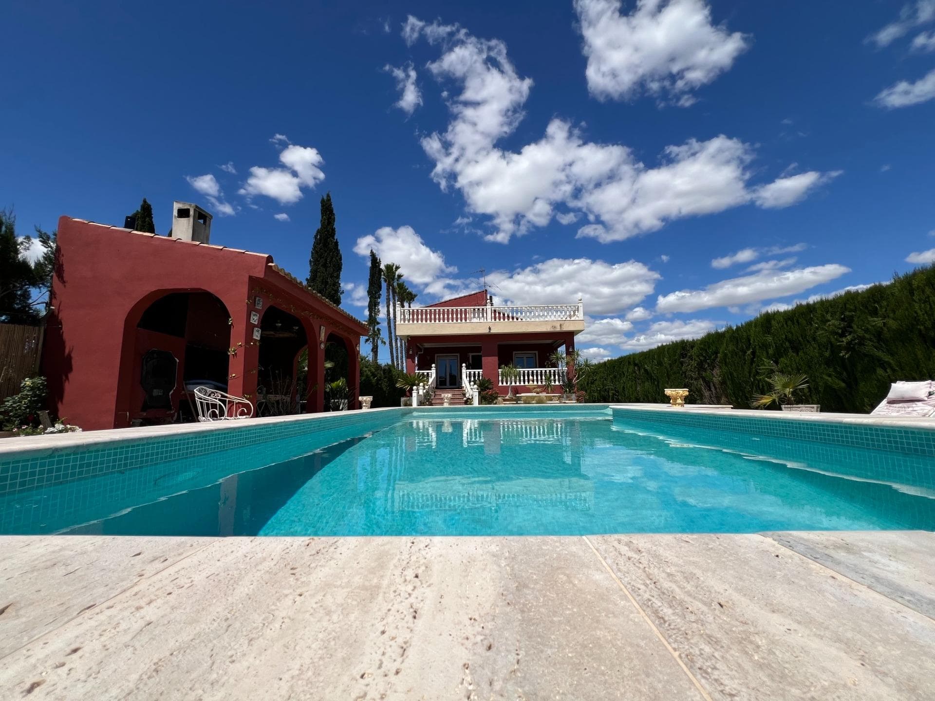 Magnificent two-storey villa with private plot, located just a 10-minute walk from the town centre. The property offers approximately 200 m² of living space and features a south-east facing porch, perfect for enjoying the sun throughout the day. On the ground floor, there are 3 spacious bedrooms with built-in wardrobes, 1 guest toilet, 1 full bathroom, and a large bright living room with a fully equipped open-plan kitchen and central island dining area. Upstairs, there is a spacious master bedroom with direct access to a private solarium terrace offering stunning panoramic views. The lower level also benefits from a terrace overlooking the private swimming pool, creating the perfect space for relaxation and outdoor living. The outdoor area also includes a dedicated barbecue zone, ideal for entertaining family and friends all year round. The plot includes a pergola parking area with space for up to 4 vehicles at the entrance, as well as a beautiful landscaped garden with mature trees, relaxation areas, and a children’s play zone. Situated in a peaceful and quiet residential area, this exceptional villa perfectly combines comfort, space, and privacy while remaining close to all amenities and services.