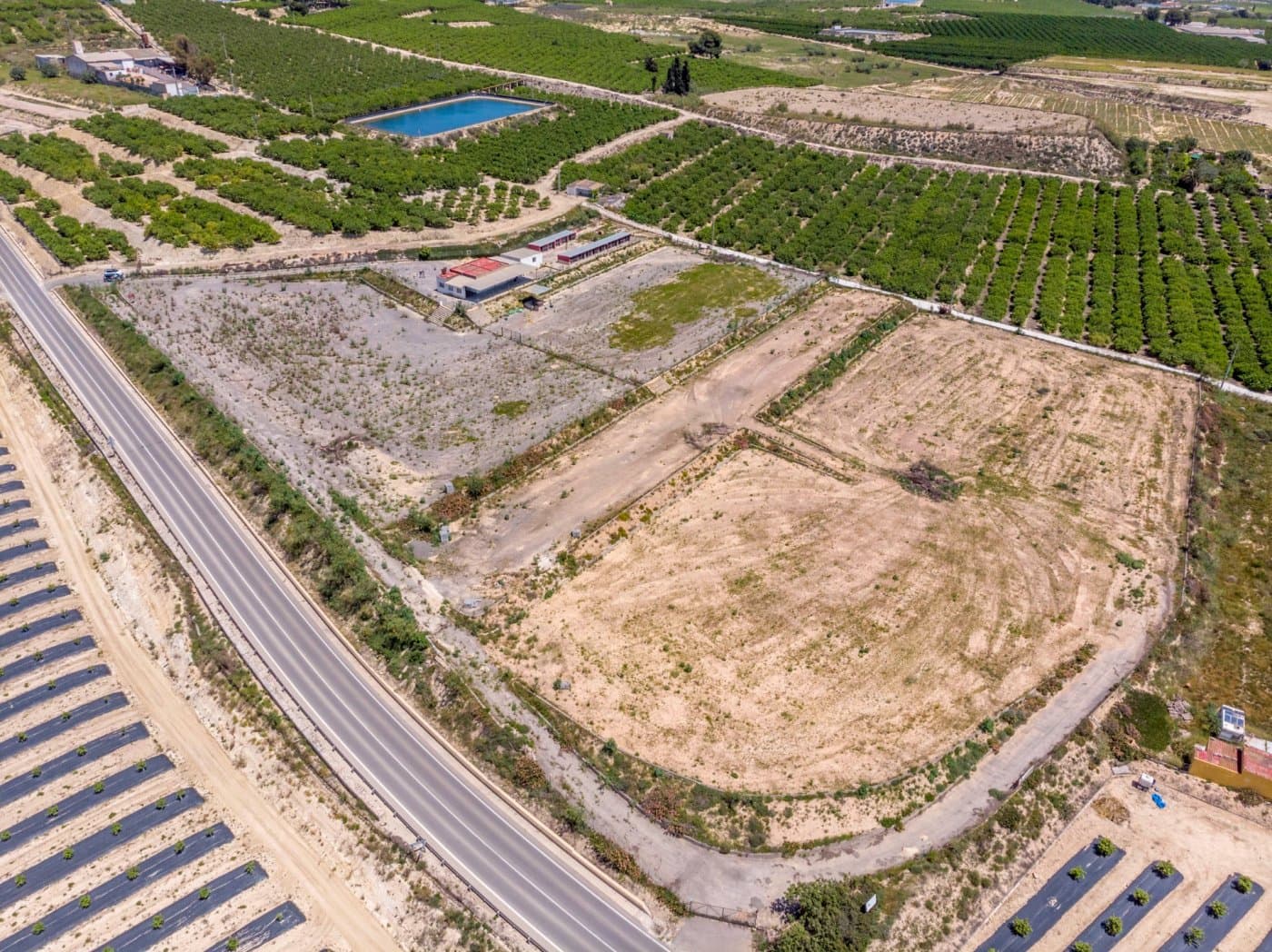 Rustic farm for sale of 27,000 meters !!! There is a warehouse on the farm. You need a project and warehouse reform to turn it into a home.!!! 🏡 Featured Features: Total area: 27,000 m² Construction: 253 m² (buildings and warehouses) Infrastructures: Electricity, portable water tank and irrigation water Project: Includes activity and project license. 🐾 Ideal for animal lovers: Originally designed as a canine hotel, the farm has 14 dog rooms. But the possibilities don't end there... 🚀 OPPORTUNITIES: 🏨 Hotel for dogs 🏡 Building a luxury villa If you want another type of project, you must manage it with the City Council and a technical architect. Do not hesitate to contact us and make your project a reality