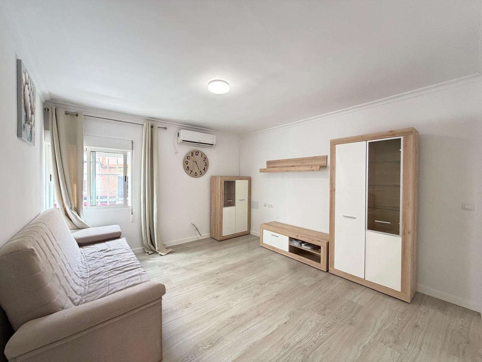 2-bedroom apartment for sale next to the Park of Nations We present this cozy apartment for sale, located on the ground floor of a quiet and well-maintained residential building, in one of the greenest areas of Torrevieja — next to the Park of Nations. 📐 Total area: 65 m² Distribution: • Spacious and bright living-dining room, • Two independent bedrooms with natural light, • Renovated and functional bathroom, • Fully equipped independent kitchen. The apartment has air conditioning and is in good condition after a recent aesthetic renovation, making it a ready-to-move-in option without the need for renovations. 🏡 The location is excellent: close to supermarkets, schools, public transport, sports centers, and just a few minutes from the city center and the beach. The Park of Nations is just a step away — an ideal environment for families, pets, or simply to enjoy nature. 💰 This property is ideal for both year-round living and investing in tourist or long-term rental. Its strategic location and practical layout make it very attractive to residents and holidaymakers.