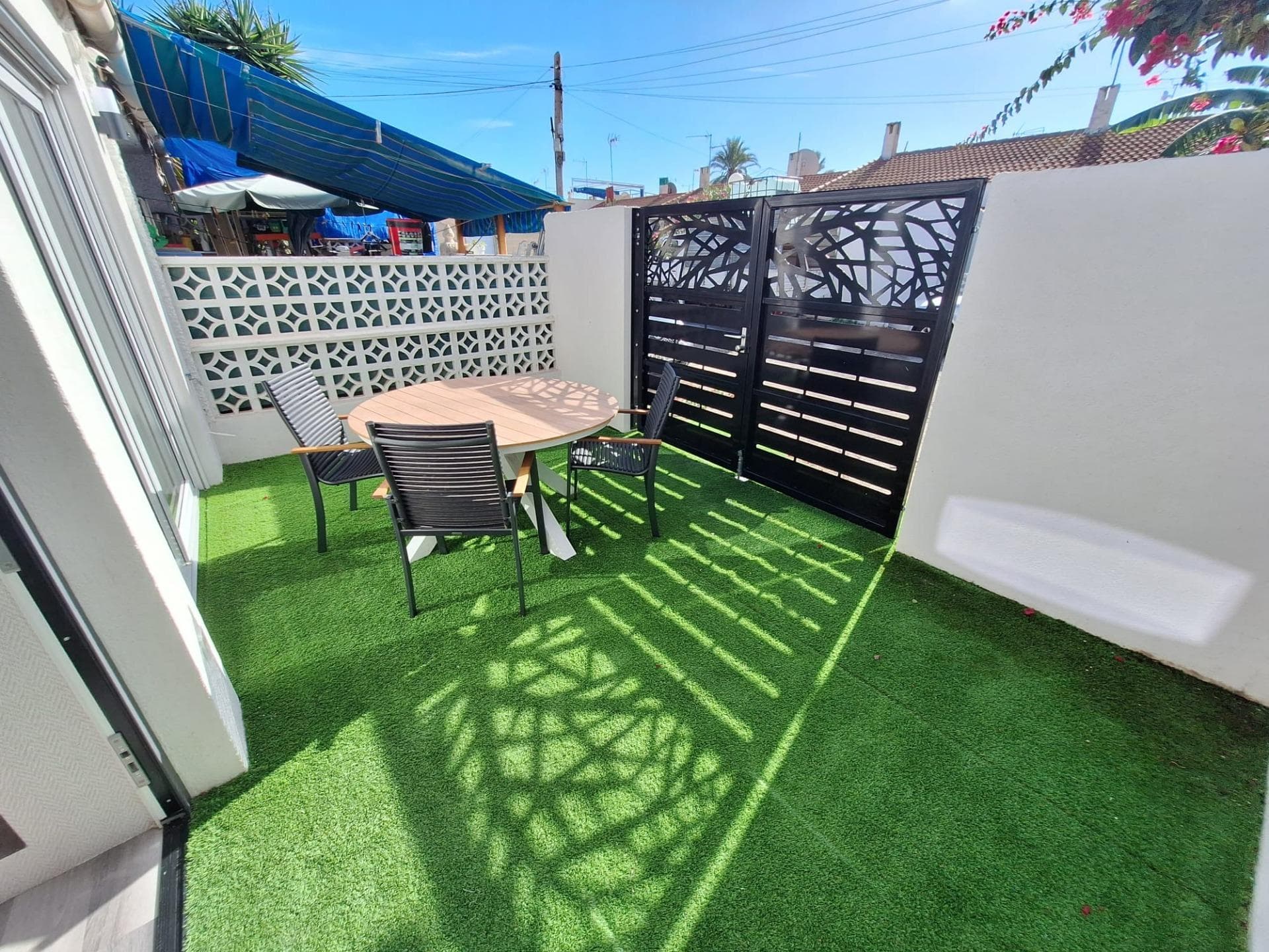 Located in a quiet and central area of Torrevieja, this charming renovated studio is ideal for those seeking a modern and functional space. With a built area of 33 m², this property offers all the necessary amenities to enjoy the Mediterranean lifestyle. Its all-exterior design allows for abundant natural light to enter throughout the day. It also features a cozy terrace where you can relax while enjoying the typical sunny climate of the region. The studio is just 3150 meters from the sea, allowing you easy access to the beautiful local beaches when you want to take a dip or stroll along the coast. Although it does not include double or single rooms as such due to its optimized open layout, it does have a very well-distributed full bathroom. This property represents an excellent opportunity whether you are looking to invest or wish to settle permanently in this beautiful Spanish coastal city known for its magnificent temperatures and exceptional environmental quality.
