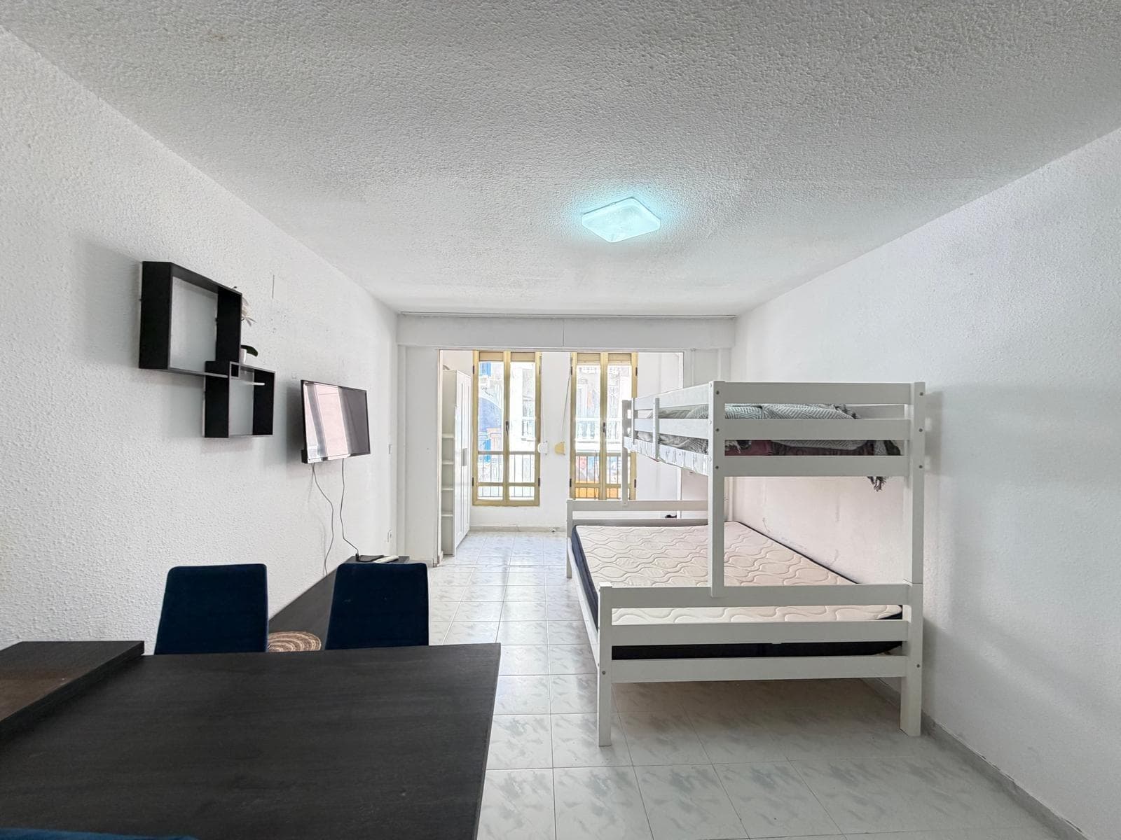 For sale spacious studio, located just 150 meters from Playa del Cura, in one of the best areas of the city. An excellent option both for living and for investment in rental. • Total area: 32 m² • Floor: second • Terrace: glazed • Distance to the beach: 150 meters The studio is bright and functional, with a comfortable layout and a glazed terrace that provides greater space and comfort. Its privileged location allows you to enjoy the proximity to the sea and all services: shops, restaurants, cafes, public transport, and promenade. An ideal opportunity to enjoy the Mediterranean or invest with high profitability.