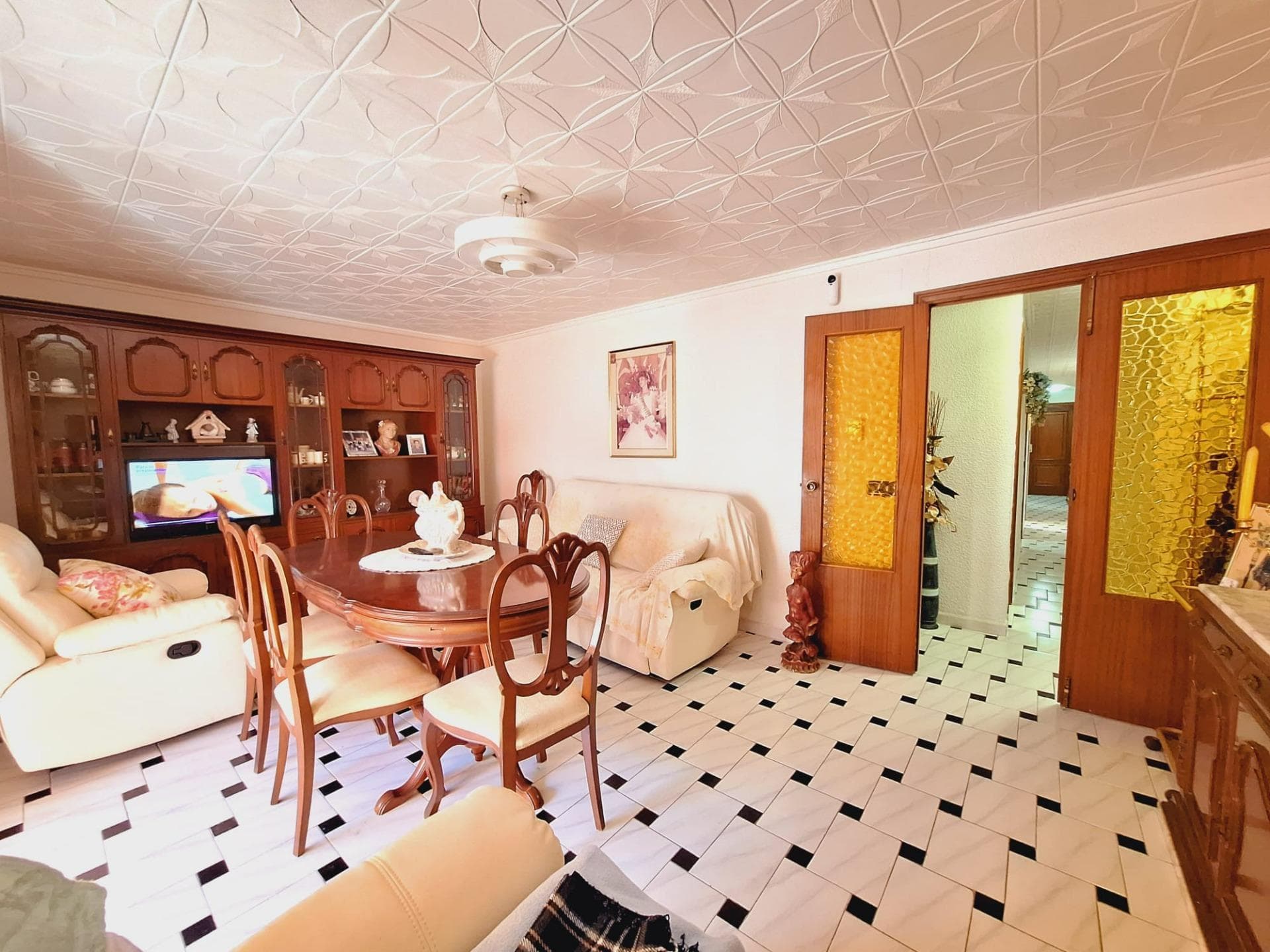Discover this magnificent apartment located in the coveted area of Acequion, in Torrevieja. With a built area of 93 m² and a design that maximizes natural light thanks to its exterior orientation, this property represents an excellent opportunity for both permanent residence and vacation investment. The property consists of three bedrooms —one double and two single— ideal for families or small groups. It also features a full bathroom that offers functionality without sacrificing space; although it has been preserved since its origins, this gives the new owner the possibility to personalize it according to their tastes and needs. The location is unbeatable: just steps away from the Mediterranean Sea (less than 100 meters), allowing you to enjoy the sun and the typical beaches of the Costa Blanca daily. Don't miss this unique opportunity; come visit it today!