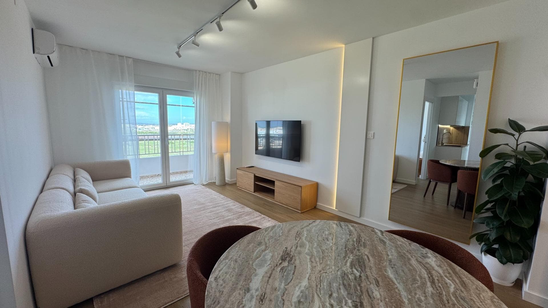 🏡 New on the market – fully renovated corner penthouse with panoramic views 📍 Punta Prima – privileged location, just 500 m from the sea 🌊 😍 Panoramic views: 🌊 Sea views 🌅 Stunning sunrises and sunsets 🌃 Open night views over the city 🏔️ Mountain views 🧂 Views of the salt lagoons ⬆️ 6th floor (Penthouse), corner unit – maximum privacy and natural light Main features 🛏️ 2 bedrooms 🛁 1 bathroom 🏙️ Corner penthouse – top floor 📐 Built area: 70 m² 🔧 Comprehensive renovation 🪟 Panoramic windows with sound insulation 🌇 All windows open to the terrace – no interior patios 🔕 Excellent soundproofing 🛗 Elevator in the building 🏊 Communal pool Interior and materials 🪑 Modern designer furniture 🪨 Natural stone elements ⬜ Large format porcelain 🍳 Induction cooktop ❄️ Inverter air conditioning with WiFi control 🧺 Washing machine with direct drive motor 🔥 Programmable water heater 🛡️ Security system Legal and building aspects 📜 Valid tourist license ➡️ The property already has a tourist license, allowing its reissuance in the name of the new owner (licenses are granted in this building) 🏗️ Comprehensive facade rehabilitation in progress ✅ Fully paid – no additional costs for the new owner Parking 🚗 Closed and covered communal parking within the residential complex 🅿️ Optional underground parking space for €10,000 Fully equipped ❄️ Air conditioning 🍽️ Dishwasher 🧺 Washing machine 📺 QLED Smart TV 🔒 Alarm system 💡 Hidden ambient LED lighting 🪞 Mirrors 🧳 Independent wardrobes 🛌 Large and comfortable beds 🪑 Designer furniture 📈 High-demand area 💎 Exclusive penthouse with views typical of properties valued at €1,000,000 or more 📆 Visits by appointment only 📑 IBI: €117/year | Community: €170/quarter