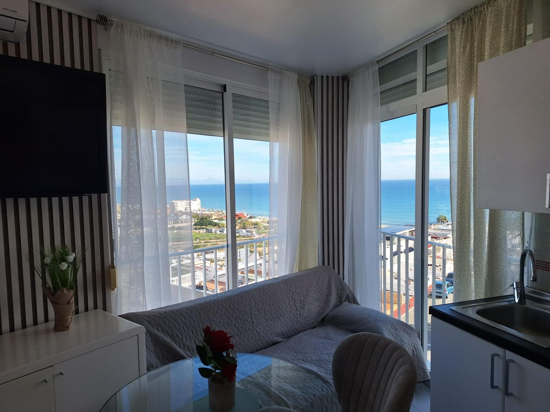 We present a charming studio located in the Torrejón area, one of the most desired locations in Torrevieja. With an attractive price of 129,900 euros and a built area of 33 m², this property is perfect both as an investment and for living. The general condition of the property allows for immediate occupancy without the need for prior renovations. Its privileged location is only 340 meters from the sea, ensuring easy and quick access to the beautiful Mediterranean beaches. The studio features modern and functional characteristics; being completely exterior, it offers abundant natural light throughout the day, creating a warm and cozy atmosphere. It has a simple room along with a full bathroom that meets all daily needs. This space is designed with daily comfort in mind: whether for permanent residence or as a second holiday home near the sea. Don’t miss the unique opportunity to acquire this magnificent studio where you can enjoy not only its excellent location but also all kinds of nearby services such as supermarkets, restaurants, and recreational facilities.