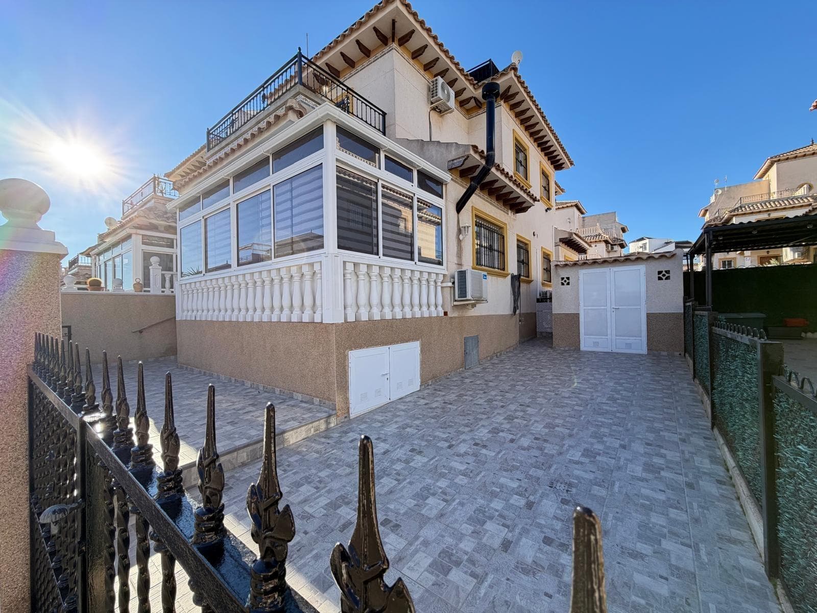 Cozy townhouse for sale in Orihuela Costa, Las Filipinas area, located in a quiet and well-kept urbanization with a pool and green areas. The property is in very good condition after an aesthetic renovation, ready to move in. 🏡 Main features: • Total area: 82 m² • Usable area: 74 m² • Plot: 67 m² • Solarium + terrace: 20 m² • Distribution: 2 bedrooms and 2 bathrooms • Distance to the beach: 6 km From the terrace and the solarium, you can enjoy magnificent open views of the mountains and the sea. ❄️ Equipment and advantages: • Air conditioning in all rooms • Spacious glazed terrace at the entrance, perfect for breakfast or enjoying the climate • Parking within the plot • Large storage room The property is sold furnished and equipped with appliances, as shown in the photographs. 🌿 Urbanization: • Community pool • Garden areas • Quiet and pleasant environment An excellent opportunity to live all year round, enjoy vacations, or invest in a highly demanded area of Orihuela Costa.