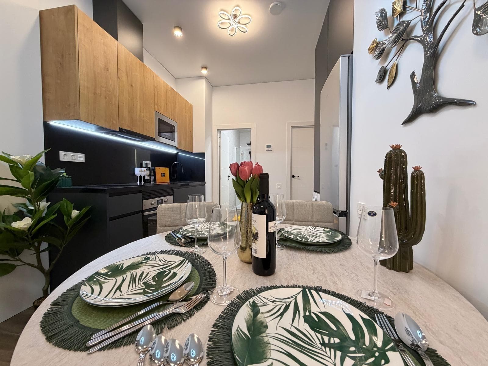 Magnificent completely renovated apartment for sale, with a spacious basement of 205 m², located just 200 meters from the main port of Torrevieja. A unique property, ideal for both living and investment. 🏡 Main features: • Living area: 59 m² • Basement: 205 m² • Distribution: 2 bedrooms and 1 bathroom • Year of construction: 2008 • Distance to the port: 200 meters The apartment has been completely renovated and everything is brand new. It has centralized air conditioning, ensuring comfort throughout the year. 🛋 Sold fully equipped: It is sold furnished and equipped with appliances and decorative elements, exactly as shown in the photographs, ready to move in. 🌊 Location and advantages: Located just steps from the port, promenade, restaurants, shops, and all services. An excellent option: • as a permanent residence • for vacation or long-term rental • as an investment in the city center A unique opportunity with great additional space in one of the best locations in Torrevieja.