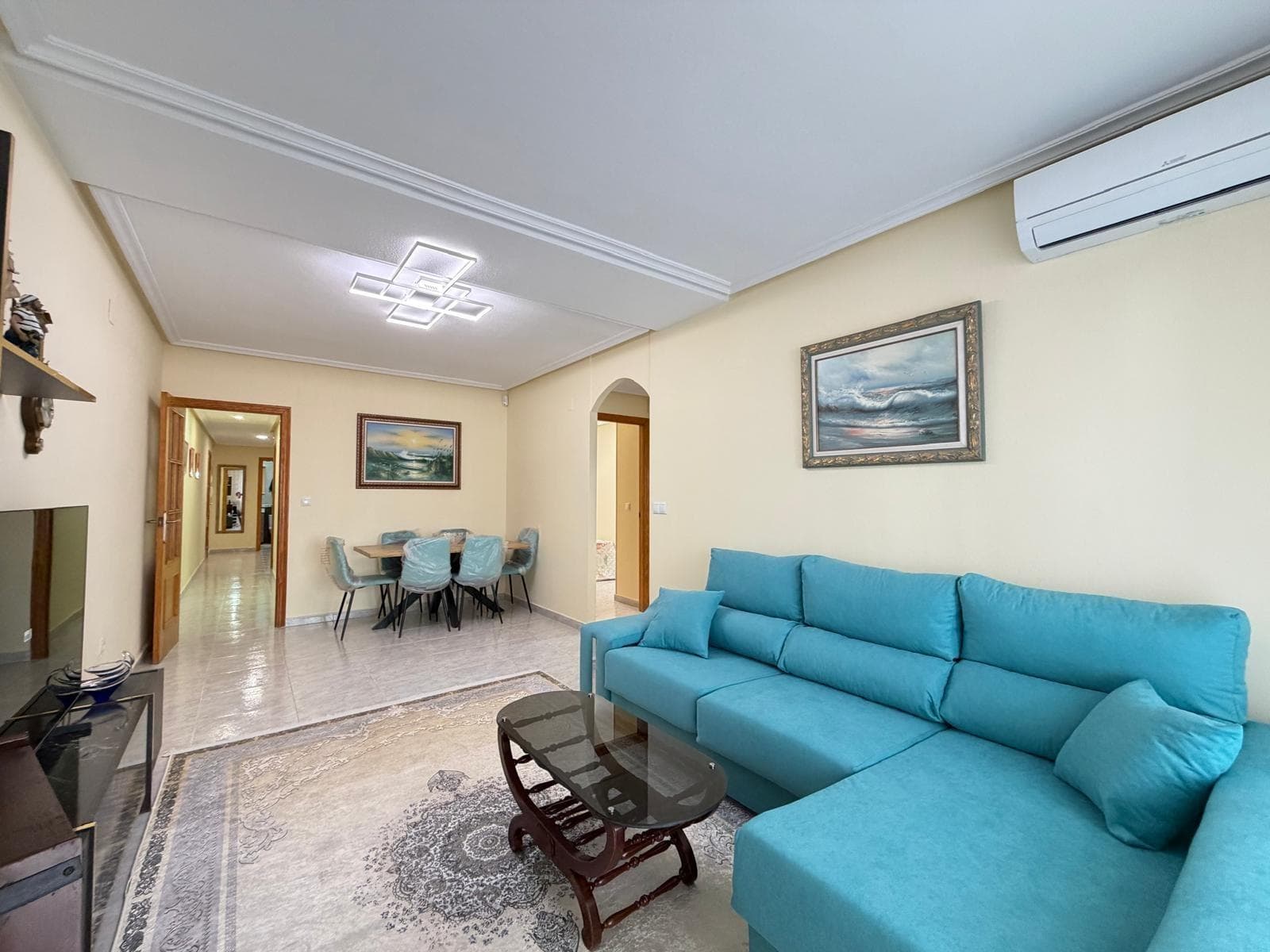 Spacious and elegant apartments for sale located just 150 meters from Playa del Cura, the main beach of Torrevieja. An excellent opportunity both to live by the sea and to invest. 🏡 Main features: • Total area: 107 m² • Distribution: 3 bedrooms and 2 bathrooms • Condition: after aesthetic renovation • Views: side sea views • Distance to the beach: 150 meters The property stands out for its spaciousness and brightness. It has air conditioning, ensuring comfort throughout the year. It is sold furnished and equipped with appliances, as shown in the photographs, ready to move in. 🌊 Privileged location: Its proximity to the main beach and the promenade makes it a highly sought-after property. In the surrounding area, you will find restaurants, cafes, supermarkets, and all necessary services. Ideal for: • permanent residence • second home • vacation or long-term rental A property with an excellent location and great rental potential.