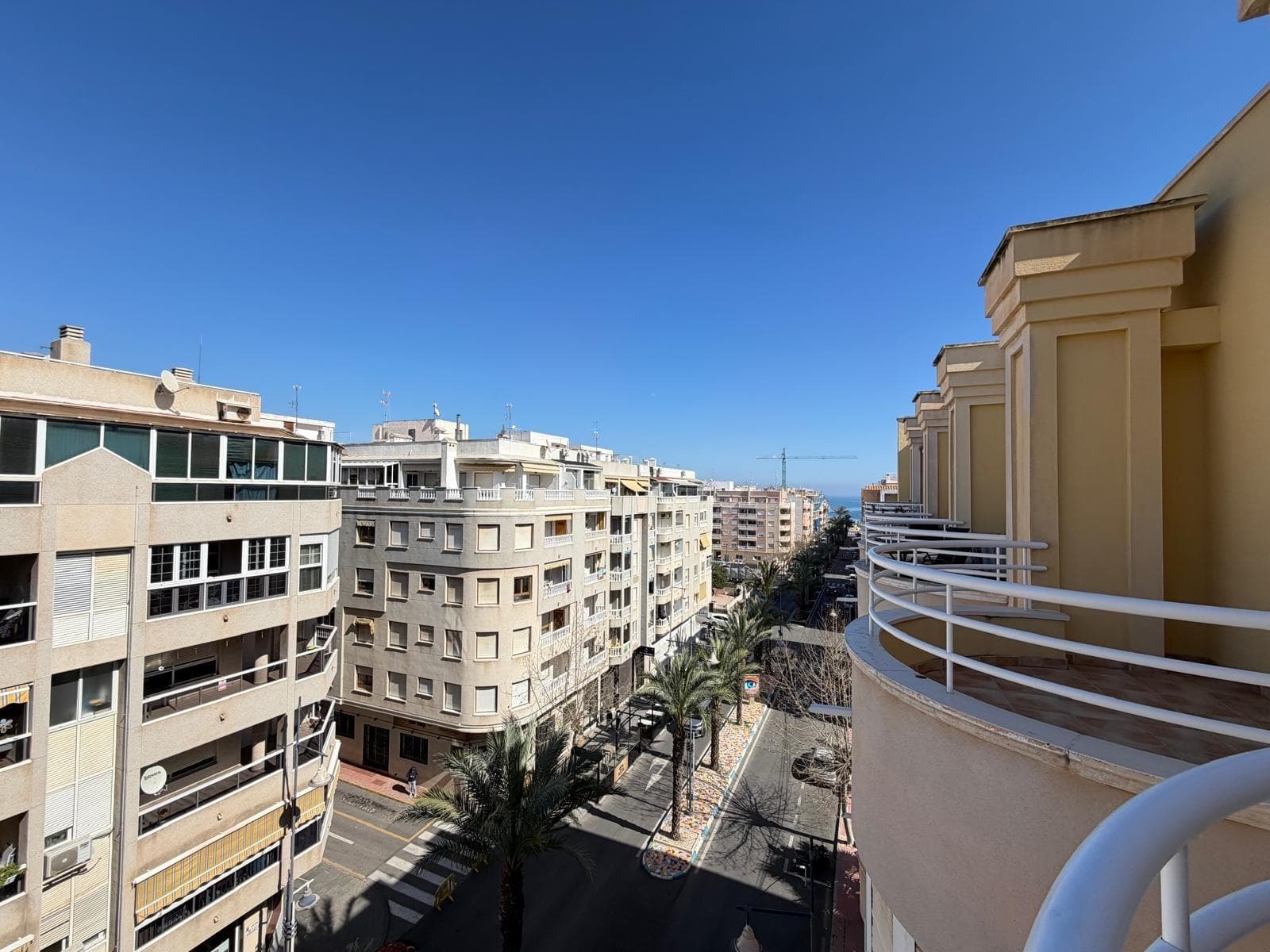 Penthouse for sale located on Habaneras Avenue, one of the main and most sought-after arteries of Torrevieja. A privileged location that combines urban life with proximity to the sea. La Playa del Cura is just 300 meters away. 🏡 Main features: • Total area: 72 m² • Distribution: 2 bedrooms and 1 bathroom • Type: penthouse • Views: side sea views • Distance to the beach: 300 meters The property is bright and has a comfortable and functional layout. Being a penthouse, it offers greater privacy and a sense of spaciousness. 🚗 Great advantage: Includes in the price a spacious garage space, with enough room for a car and a motorcycle, something highly valued in the city center. 🌴 Strategic location: Habaneras Avenue offers: • shops and stores • restaurants and cafés • supermarkets • banks and public services • public transportation • quick access to the promenade Everything just a few steps from the property. 💼 Investment potential: Center + proximity to the sea + penthouse + spacious garage = high liquidity. Ideal for: • vacation rental • long-term rental • primary residence • second home A property with excellent potential in one of the best areas of Torrevieja.