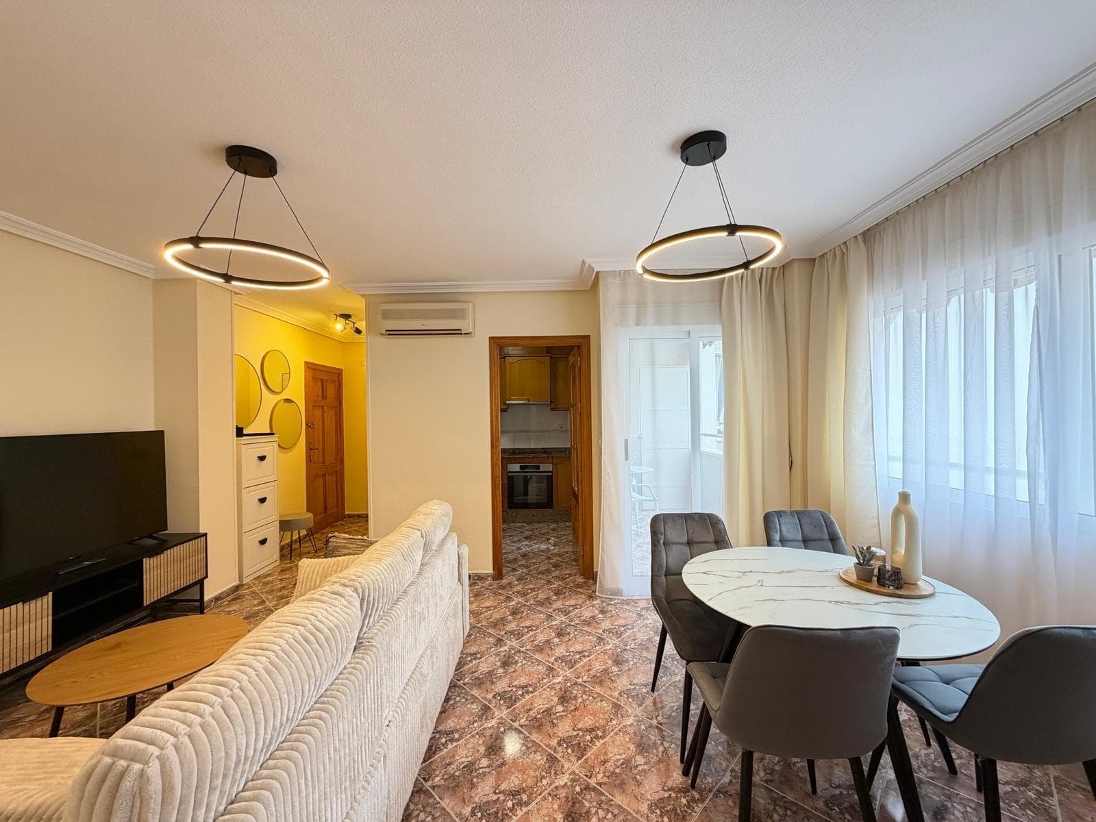 A renovated apartment is for sale, located just 200 meters from Los Locos beach in the city of Torrevieja. Excellent location near the sea and green area. The building was constructed by the well-known developer MARIBLANCA, famous for the quality of construction and reliability of its properties. 🏡 Main characteristics: • Total area: 69 m² • Usable area: 62 m² • Terrace: 7 m² • Layout: 2 bedrooms, 2 bathrooms • Year of building construction: 1996 • Air conditioning: installed The apartment is bright, with a convenient layout and fully ready for living. It is sold with furniture, appliances, and decorative items as shown in the photos. 🌿 Advantages of the location: From the entrance — direct access to the park, which creates a pleasant atmosphere and additional comfort. Within walking distance are the beach, supermarkets, cafes, restaurants, and all necessary infrastructure. An excellent option for both permanent living and renting due to the proximity to the sea and the quality of construction.