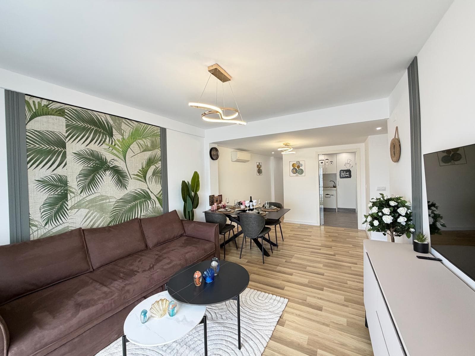 Spacious apartment for sale in the center of Torrevieja, just 100 meters from the port and the promenade. A privileged location in one of the liveliest and most sought-after areas of the city. 🏡 Main features: • Total area: 98 m² • Usable area: 84 m² • Floor: seventh • Distribution: 3 bedrooms and 2 bathrooms • Terrace: with lateral sea views The property is bright and has a comfortable layout, ideal for both living and investing. ✨ Condition and equipment: • Renovated property • Air conditioning (cooling / heating) • Laminate flooring • Sold fully furnished and equipped, as shown in the photographs 🌊 Location: Located in one of the most dynamic areas of the city, with everything just a few steps away: • port and promenade • restaurants and bars • shops and supermarkets • all necessary services 💼 Investment opportunity: Thanks to its central location, it is perfect for: • vacation rental • long-term rental • permanent residence A property with high demand and excellent potential in the heart of Torrevieja.
