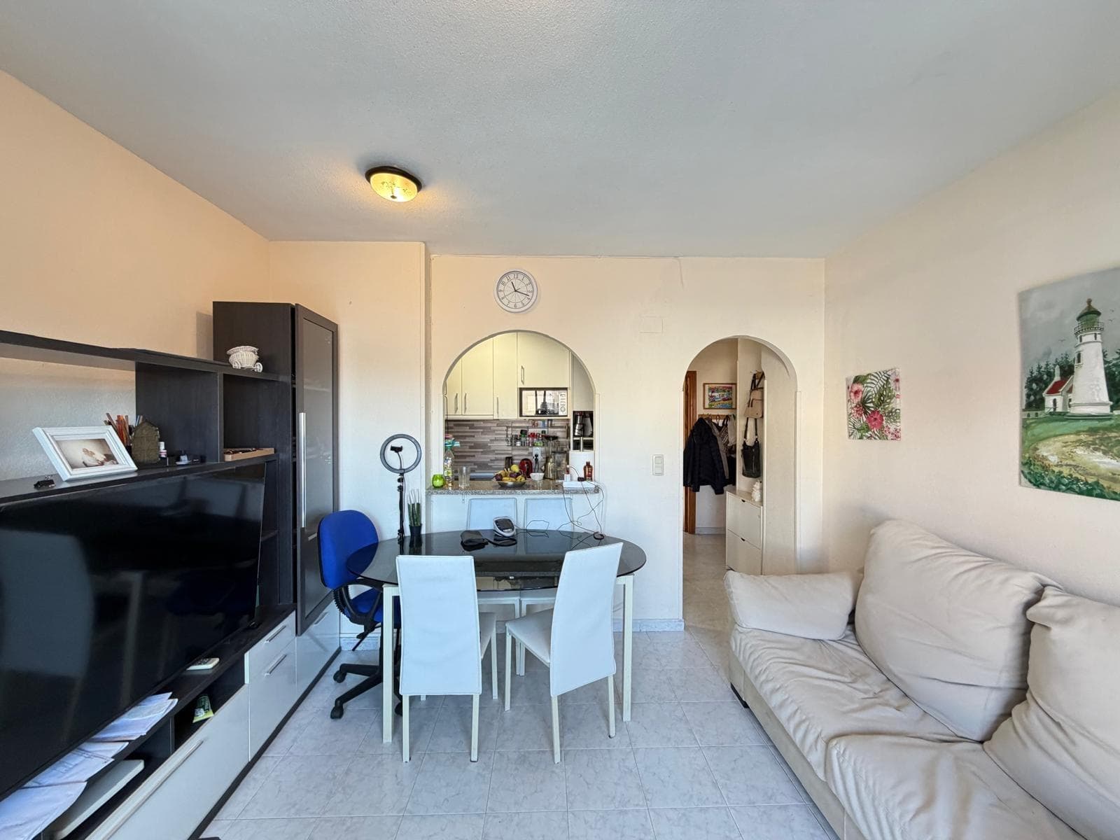 Cozy penthouse for sale in the Acequión area, Torrevieja, just 100 meters from the beach, with side sea views. An excellent option for both living and investing. 🏡 Main features: • Total area: 52 m² • Layout: 1 bedroom and 1 bathroom • Terrace: spacious, 10 m² • Type: penthouse • Distance to the beach: 100 meters The property is bright and functional, with a good layout. From the terrace, there are side sea views, creating an ideal space to relax and enjoy the surroundings. ❄️ Equipment: • Air conditioning (hot/cold) 🛋 Fully equipped for sale: It is sold furnished and equipped with appliances, as shown in the photographs, ready to move in. 🌊 Location: The Acequión area is quiet and has all nearby services: supermarkets, restaurants, pharmacies, and walking areas by the sea. An excellent opportunity both as a permanent residence and for rental investment.