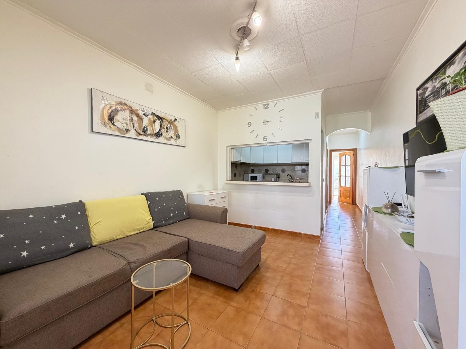 Cozy townhouse for sale in the New Torrevieja area, in a quiet and comfortable living environment. The property stands out for its outdoor and additional spaces, providing functionality and comfort. 🏡 Main features: • Total area: 43 m² • Distribution: 1 bedroom and 1 bathroom • Glass-enclosed terrace at the entrance: 10 m² • Solarium + plot: 35 m² • Distance to the beach: 1.5 km 🌿 Spaces and advantages: • Glazed solarium, ideal as a relaxation area, office, or additional space • There is a spacious storage room for storage in the solarium • Outdoor space to enjoy the fresh air ❄️ Condition and equipment: • Home with aesthetic renovation • Air conditioning (cold/hot) The home is bright, functional, and ready to move in. 📍 Location: The New Torrevieja area offers all nearby services: supermarkets, shops, cafes, schools, and public transport. An excellent option for both a primary residence and for investment in rentals.